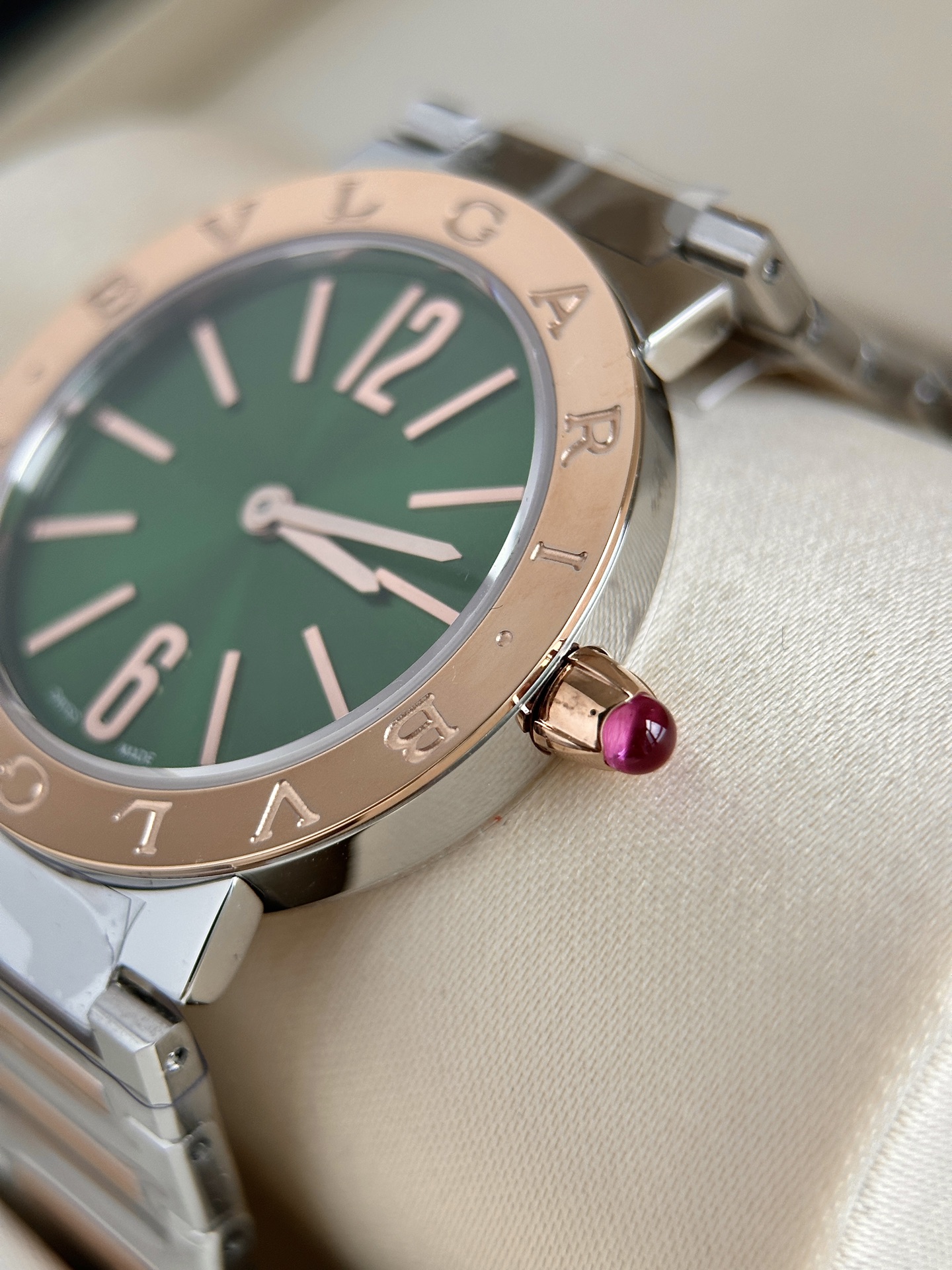 Ms. Bv Pogli’s Stone Wristwatch: Unique Design with Swiss Cores and Natural Diamonds - 图片 6