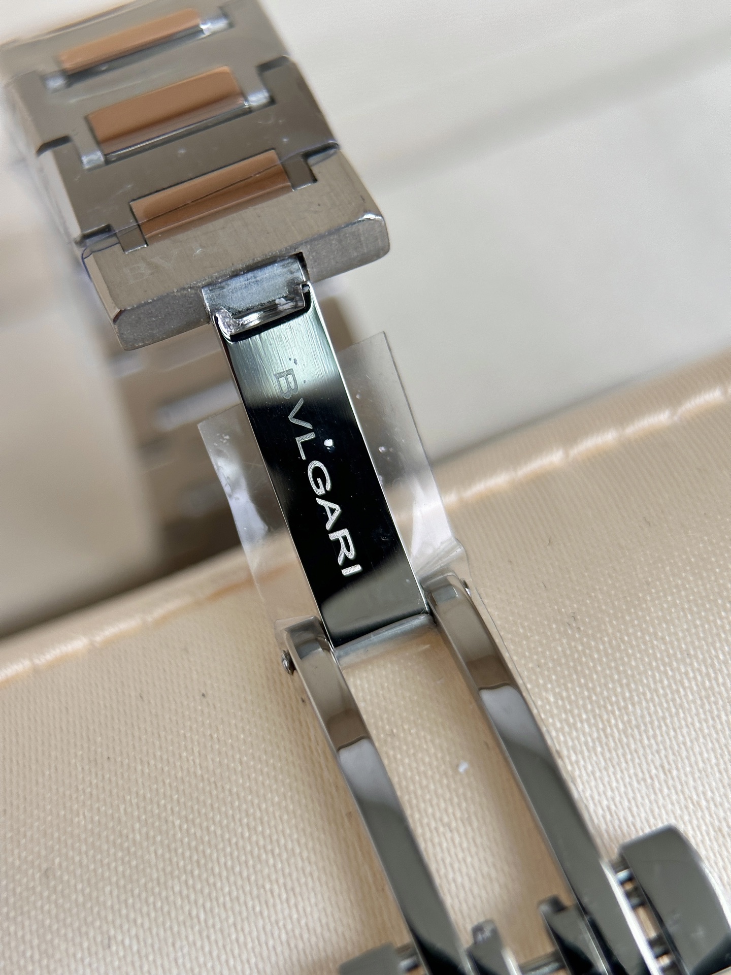 Ms. Bv Pogli’s Stone Wristwatch: Unique Design with Swiss Cores and Natural Diamonds - 图片 9