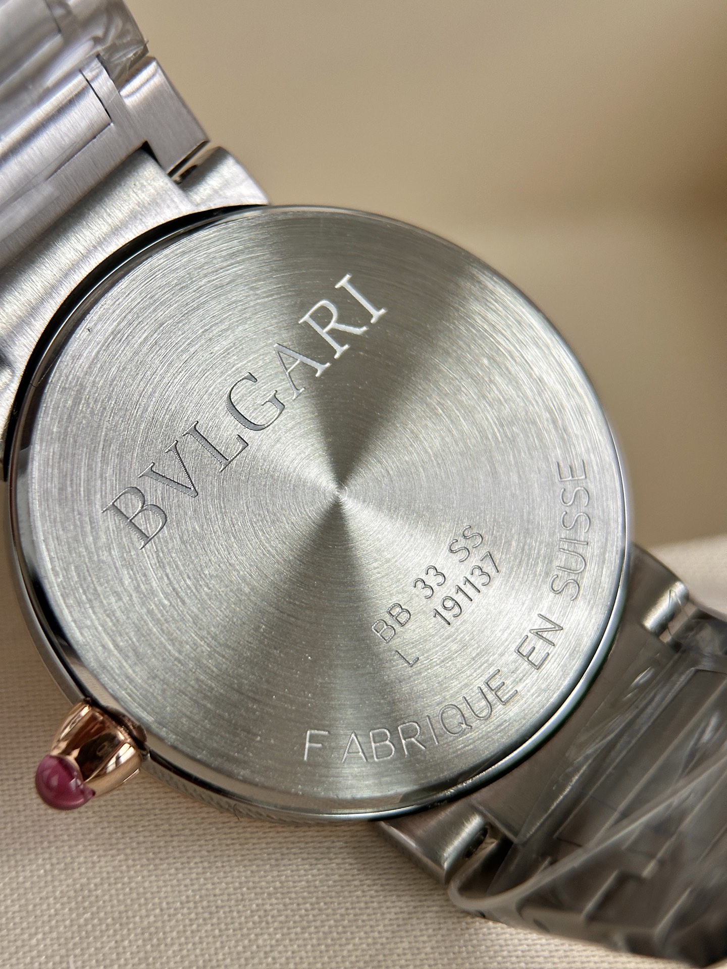 Ms. Bv Pogli’s Stone Wristwatch: Unique Design with Swiss Cores and Natural Diamonds - 图片 7