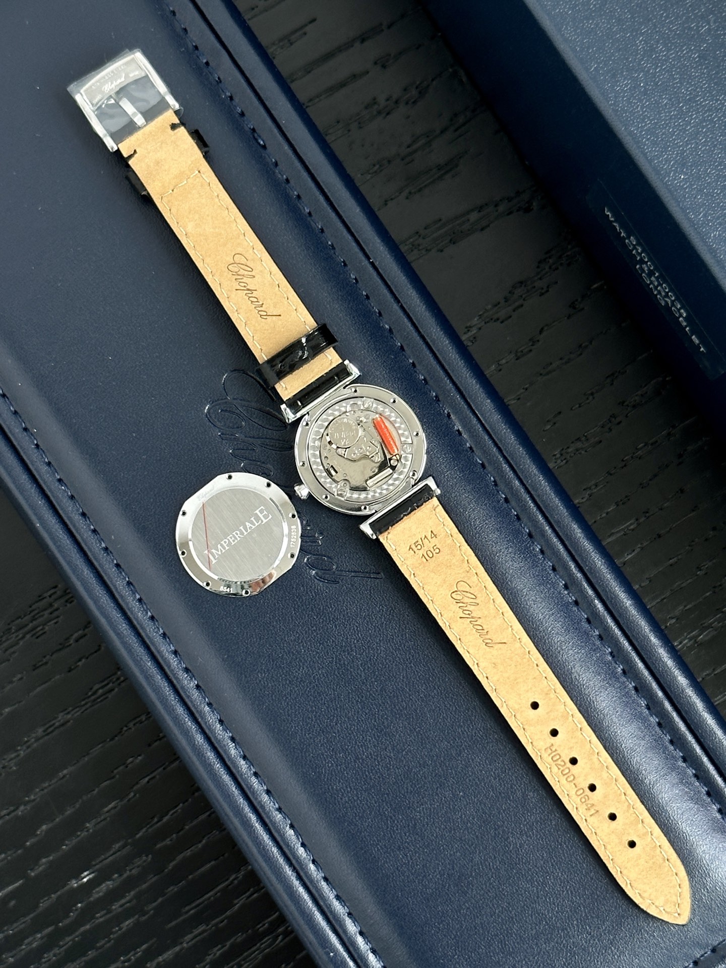 NO:387551,Chopard Royal 28mm Quartz IMPERIALE series is an immortal legend, especially the familiar name of Chopard, which gives us the first impression of the talented piano craftsman, who brings artistic impression and joy. The impepiale series also gives it to itself, and it is also called the royal series. It is a very tasteful one among many Chopard female watches. In an era when blue balloons are already the standard for women, Chopard series women watches stand out and become a trend that is sought after by the fashion industry!  This model not only highlights the nobleness but also is one of the 'goddess' most eager to have a watch. It will not be 'same embarrassing' when attending various occasions easily. [Watch strap] is paired with imported American crocodile leather. The characteristics of the dial are clear and layered. The classical needle is also the key to the model. It is matched with the dial design and the shape of the entire watch. Wearing it shows noble and elegant temperament. The original channel data map is also the only product highlight of the market. The white steel and rose gold side ears are concave and no inlaid gemstones, using 316 stainless steel case, Swiss Ronda Calendar Quartz movement, sapphire glass, fixed inner cover pattern, truly consistent with the authentic product. The series of imperials was specially developed by Chopard for the British royal family., Chopard, crocodile skin,19860909萧邦 皇家28mm石英 IMPERIALE系列一个不朽的传说,尤其是女士腕表、萧邦这个熟悉的名字,给我们的第一印象是那位才气横溢誉满天下的钢琴名匠,带给人们以艺术的打动和喜悦,而对于impepiale系列她同样更是赋予自本身的高贵和经典、故此亦称为皇室系列,是众多萧邦女表中极具品味的一款,在蓝气球已经是女士标配的时代 萧邦系列女表脱颖而出,成为时尚界追捧的一股潮流！此款不但能凸显高贵而且更是「女神」最渴望拥有腕表之一 轻松出席各种场合不会出现「同款尴尬」【表带】搭配进口美洲鳄鱼皮 表盘给予的特色却是清清楚楚的层次感,古典的行针也是引领该款的关键所在搭配了表盘设计及整个表的形态,佩戴,彰显出高贵优雅的气质,原厂渠道数据图也是市场唯一对版的产品亮点、白钢色和间玫瑰金款侧耳内凹无镶嵌宝石、采用316精钢表壳、瑞士朗达日历石英机芯、蓝宝石玻璃、固定内罩打花纹、真正做到与正品一致、imperials系列由《萧邦》特定为英国皇室研发而诞生,,chopard,crocodile skin,Watch