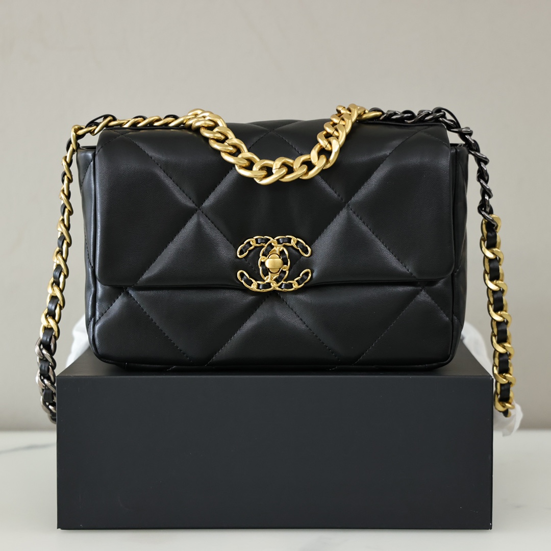 香奈儿19bag口盖包💰240 不愧是年度包王,柔软的包身,加大的菱格纹,还有加粗的双金属链条,有一种潇洒率性劲儿,也因此受到好多女孩的喜爱,容量大又轻盈,各种百搭。 规格:25*18*9cm