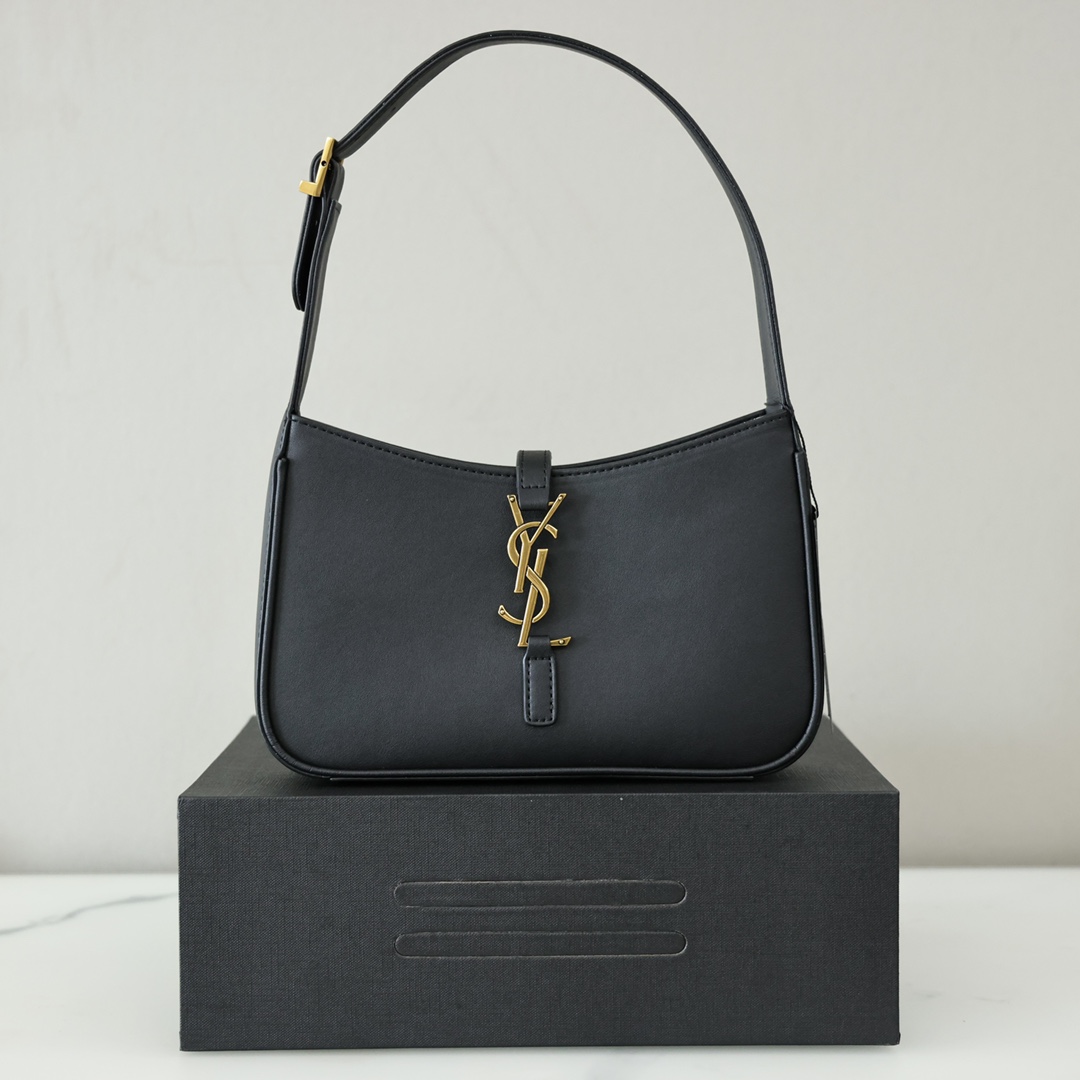 ysl圣罗兰腋下包💰260 简洁唯美且高级感十足,极简外形+金属logo扣开合设计,可调节肩带,包身轻盈易搭配,日常出街超级方便,钟意腋下包的小仙女一定要背它。 规格:23*16*6.5cm