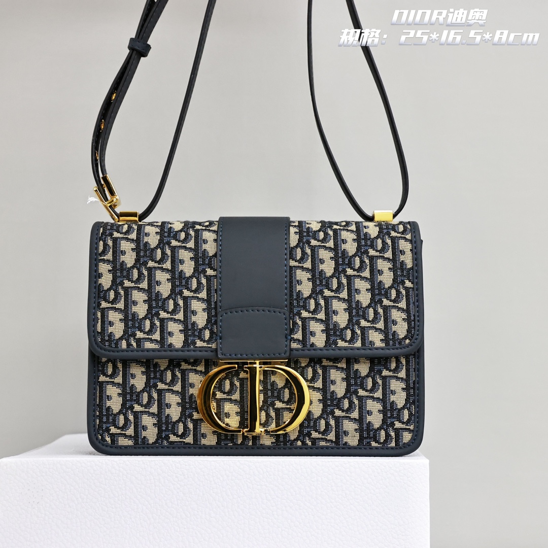 迪奥Dior蒙田包💰260(高版本) 这款手袋采用 Oblique 印花精心装饰,打造优雅经典的造型,翻盖饰以复古金色饰面金属“CD”扣环,背面“30 Montaigne”压花标志等高雅的细节,突显时尚的设计。 规格:25*16.5* 8cm