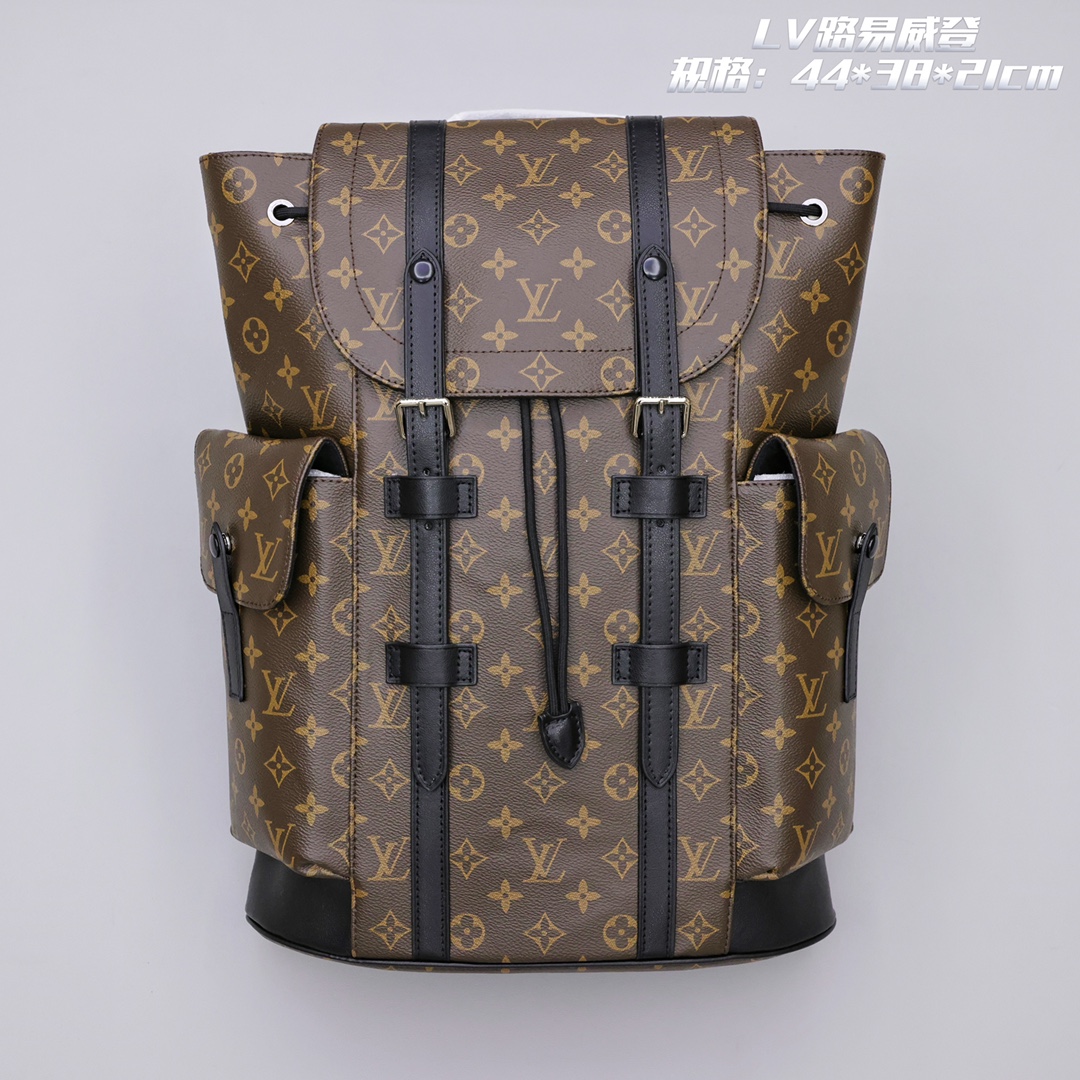 Lv多功能双肩包 以 Monogram 帆布演绎出了徒步旅行包的粗犷而朴实的精神,其款式别致,工作和娱乐使用两相皆宜,彰显高品质生活方式. 规格:44*38*21cm
