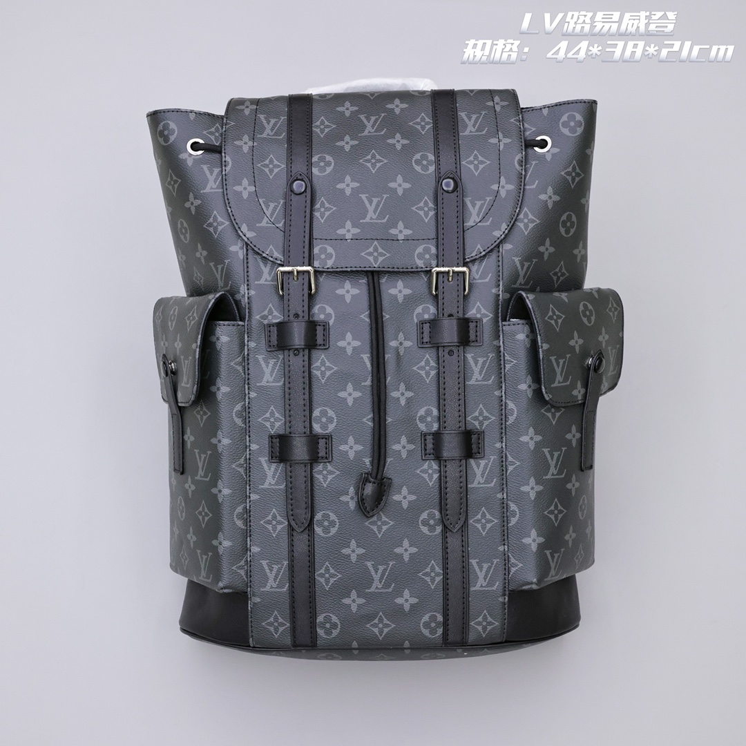 Lv多功能双肩包 以 Monogram 帆布演绎出了徒步旅行包的粗犷而朴实的精神,其款式别致,工作和娱乐使用两相皆宜,彰显高品质生活方式. 规格:44*38*21cm