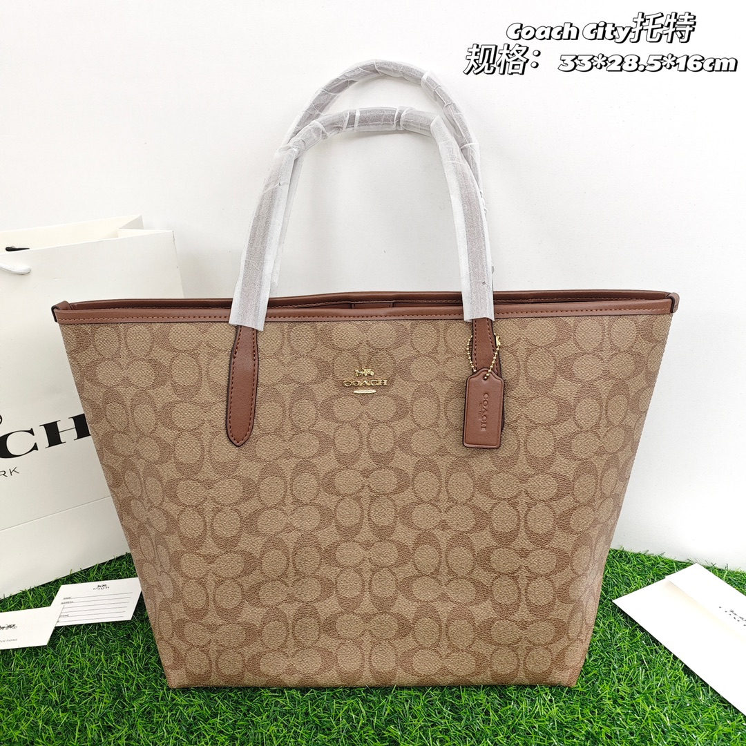 蔻驰City托特💰210 上班通勤神器，标志性品牌印花，吸磁扣开合设计，内有拉链置物袋，配色高级大气，无论是长途旅行，还是短途郊游，都是很减龄的时尚的搭配。 规格：33*28.5*16cm