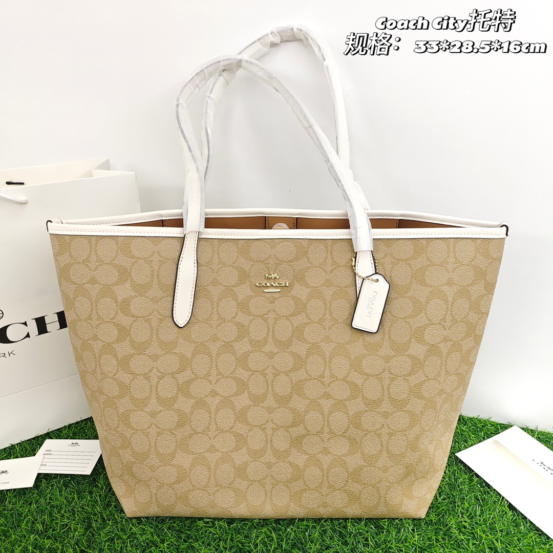 蔻驰City托特💰210 上班通勤神器，标志性品牌印花，吸磁扣开合设计，内有拉链置物袋，配色高级大气，无论是长途旅行，还是短途郊游，都是很减龄的时尚的搭配。 规格：33*28.5*16cm