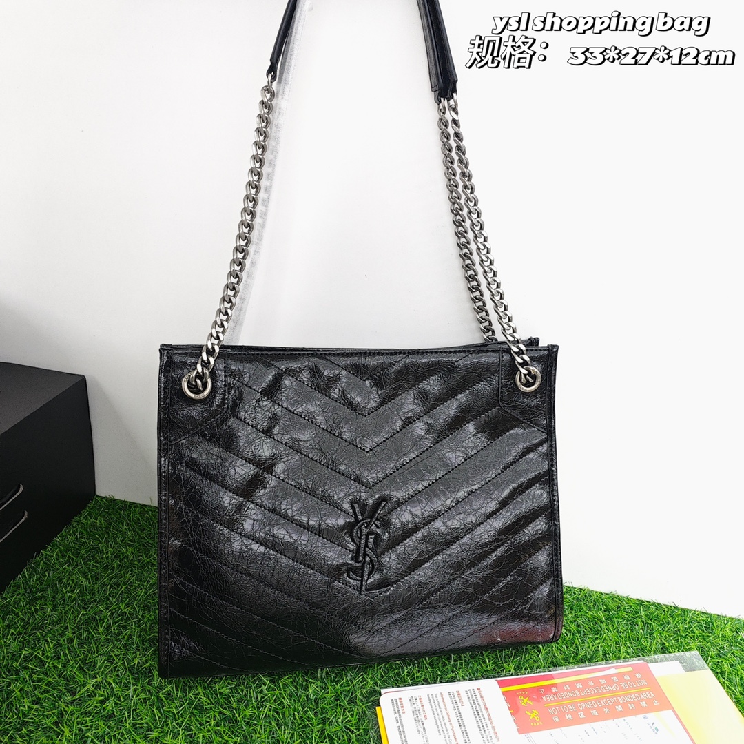 圣罗兰Niki shopping bag💰300 延续niki风格采用抓皱油蜡牛皮及logo使用真皮包裹设计,包袋中间有磁吸扣,保障了包包使用的安全性;内里有一拉链隔层及敞口插槽设计可放手机及零钱卡片,方便拿取,包包自重非常轻,容量又足够大,实用性爆表。 规格:33*27*12cm