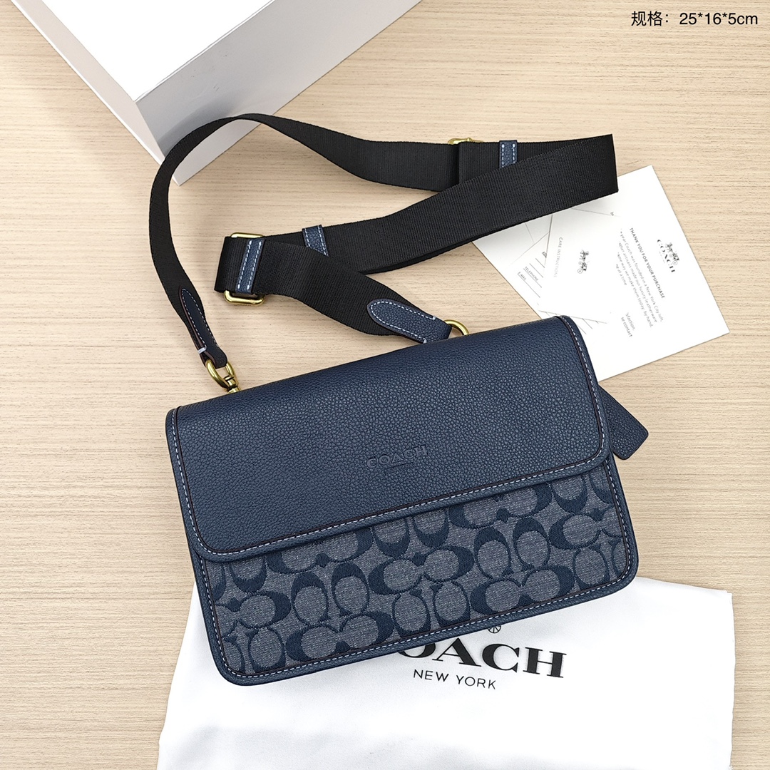 蔻驰Turner斜挎包💰260(男女通用) 比较中性的一款包包,香布蕾配色,荔枝纹牛皮拼接,轻便实用,高级感满满,可拆卸肩带,可手拿可斜挎。 规格:25*16*5cm