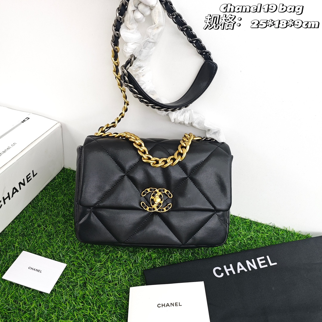 香奈儿19bag口盖包💰240 不愧是年度包王，柔软的包身，加大的菱格纹，还有加粗的双金属链条，有一种潇洒率性劲儿，也因此受到好多女孩的喜爱，容量大又轻盈，各种百搭。 规格：25*18*9cm