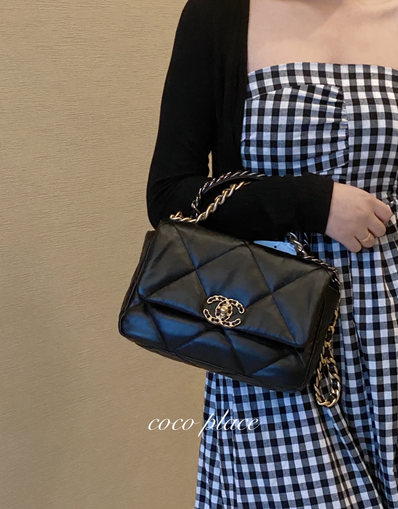 香奈儿19bag口盖包💰240 不愧是年度包王，柔软的包身，加大的菱格纹，还有加粗的双金属链条，有一种潇洒率性劲儿，也因此受到好多女孩的喜爱，容量大又轻盈，各种百搭。 规格：25*18*9cm