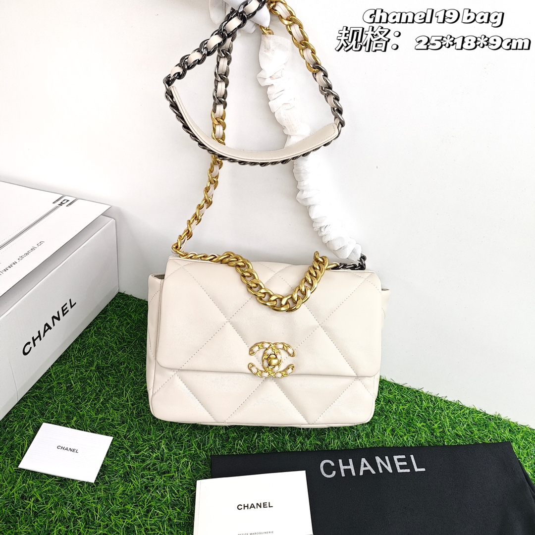 香奈儿19bag口盖包💰240 不愧是年度包王，柔软的包身，加大的菱格纹，还有加粗的双金属链条，有一种潇洒率性劲儿，也因此受到好多女孩的喜爱，容量大又轻盈，各种百搭。 规格：25*18*9cm