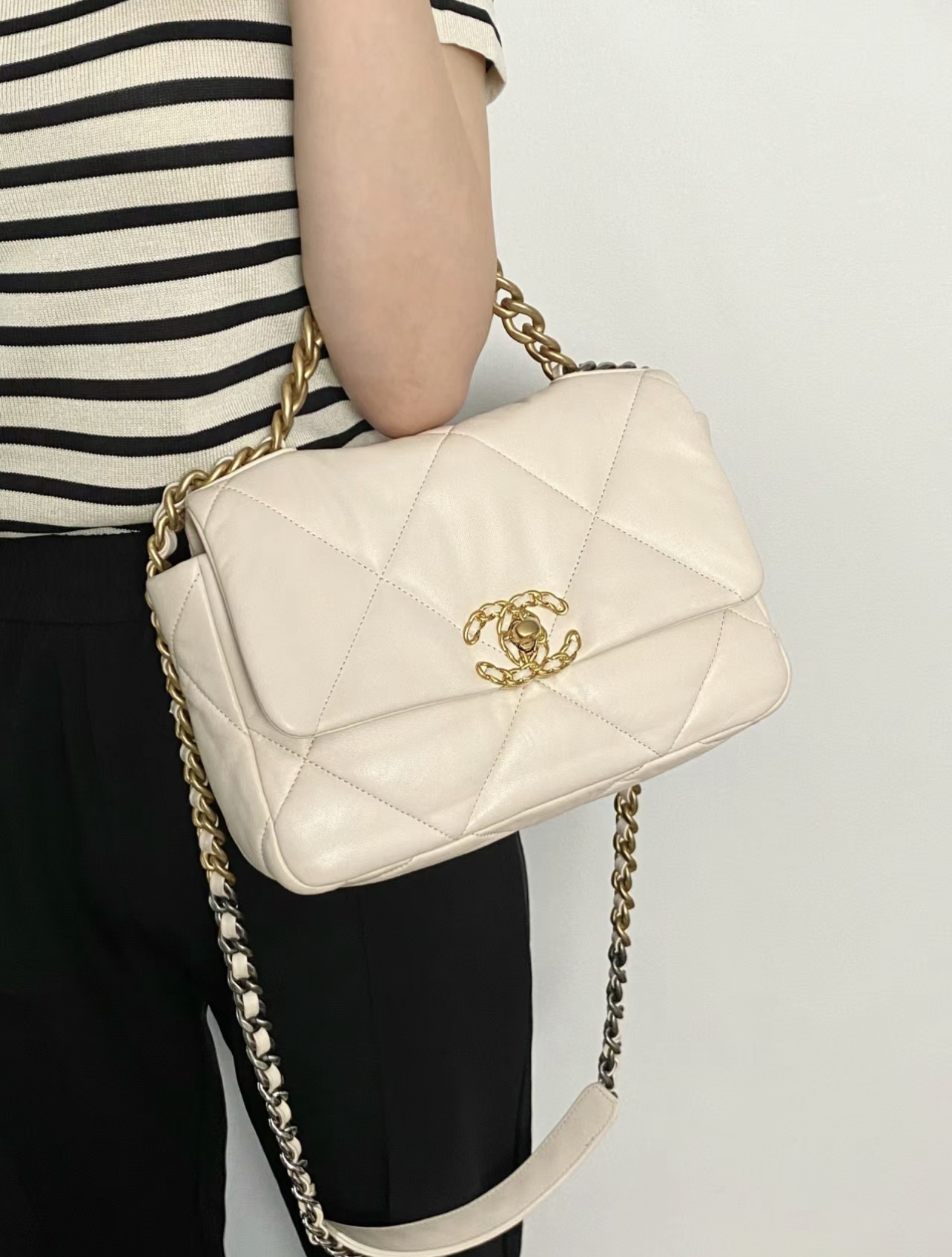 香奈儿19bag口盖包💰240 不愧是年度包王，柔软的包身，加大的菱格纹，还有加粗的双金属链条，有一种潇洒率性劲儿，也因此受到好多女孩的喜爱，容量大又轻盈，各种百搭。 规格：25*18*9cm