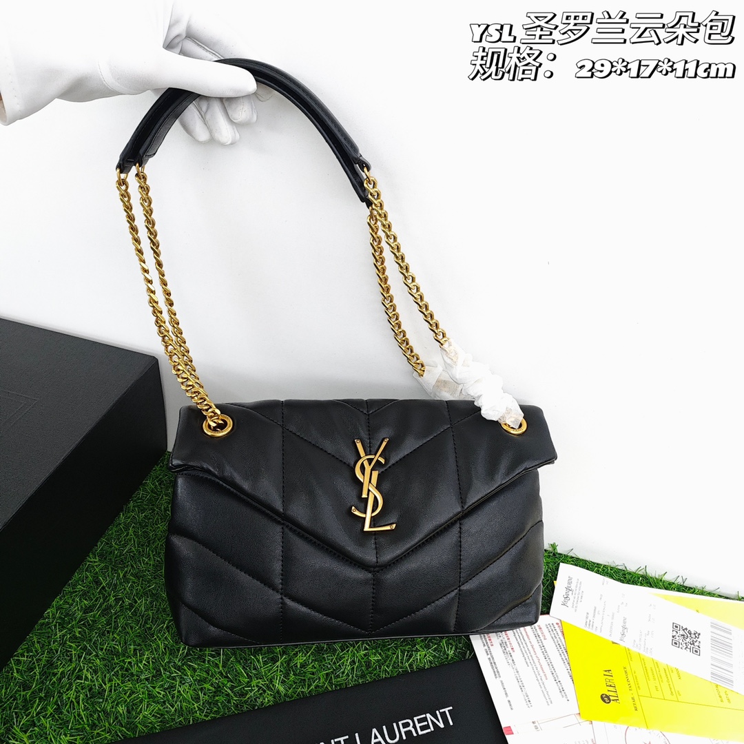 ysl圣罗兰云朵包💰300 进口小羊皮制作，手感柔软细腻，犹如怀抱云朵般的感受，经典的Y家logo链条及扣眼五金均采用拉丝金属材质，哑光雾面的质感及其别致，容量满足日常通勤。 规格：29*17*11cm