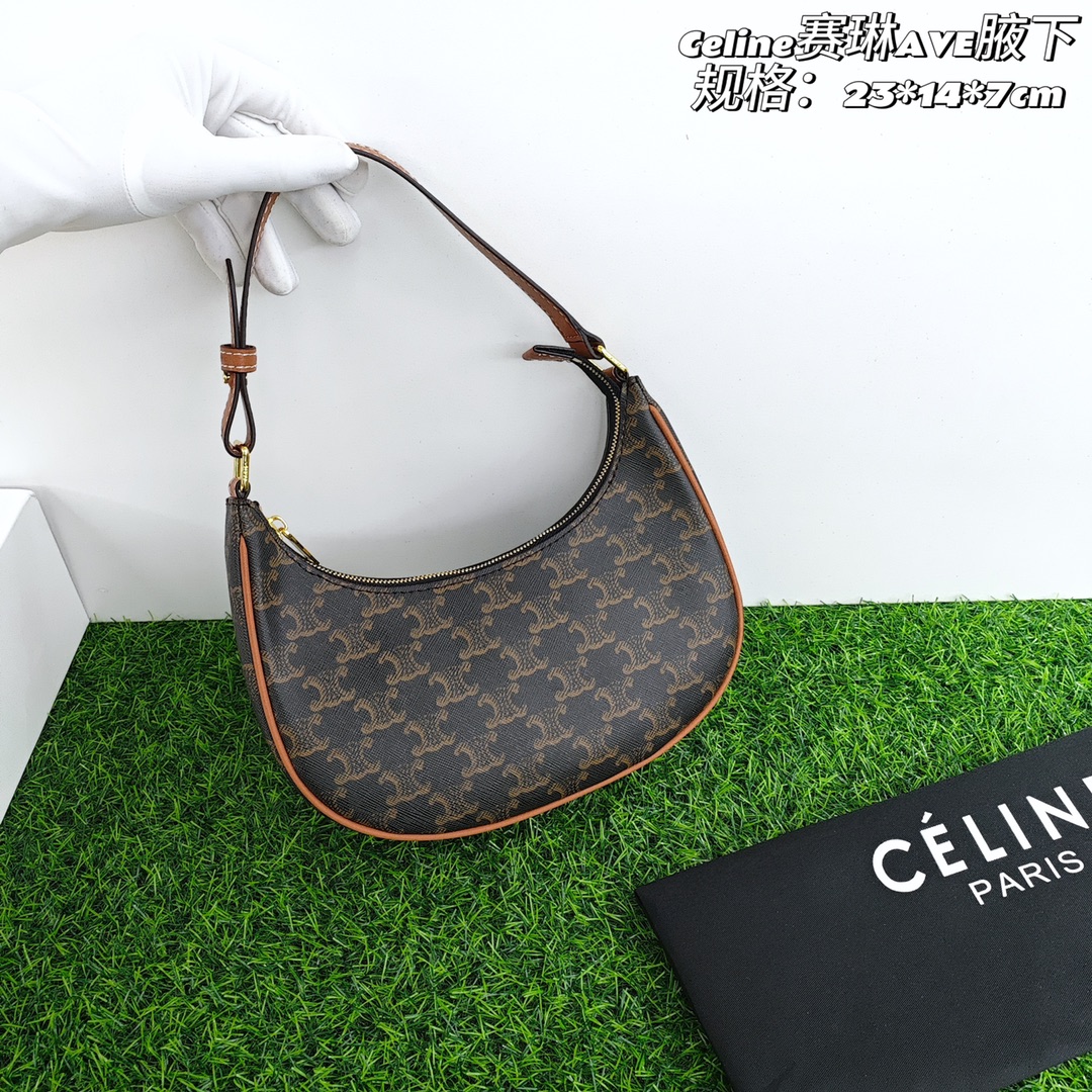 赛琳Ava腋下包💰210 有着独特的半月豌豆包型,最能显出大气和优雅,它的包身是最经典的Celine凯旋门logo帆布印花,腋下包仍然是最火的包型之一,能装还好搭配,时髦女孩儿们都特别爱。 规格:23*14*7cm