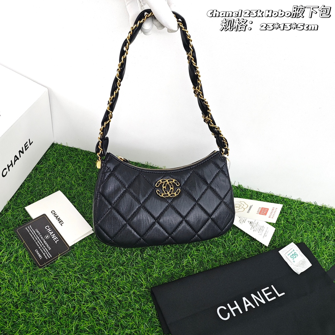 Chanel 23k Hobo腋下包💰280 又一款新晋单品，复古褶皱牛皮皮质，经典的皮穿链双c扣加持，肩带的舒适度和复古感拉满，直击灵魂，百搭小能手非它莫属。 规格：23*13*5cm