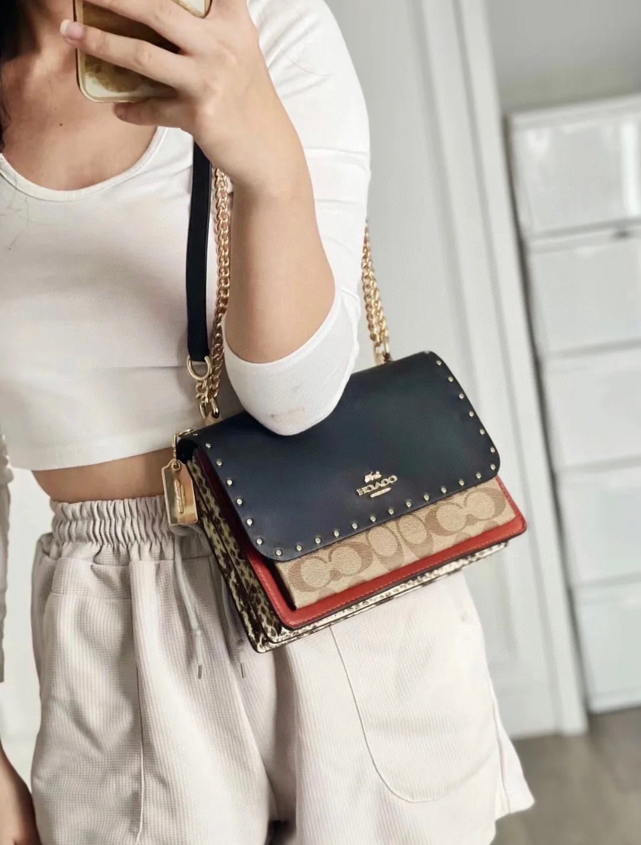 蔻驰风琴包💰300
可盐可甜的Klare,可以说是蔻驰开挂的一款,拼色设计满满的轻奢高级感,斜挎 单肩 流浪包的背法都可以,隔层多收纳方便,日常通勤逛街出门玩都没问题。
规格:22*16*7cm