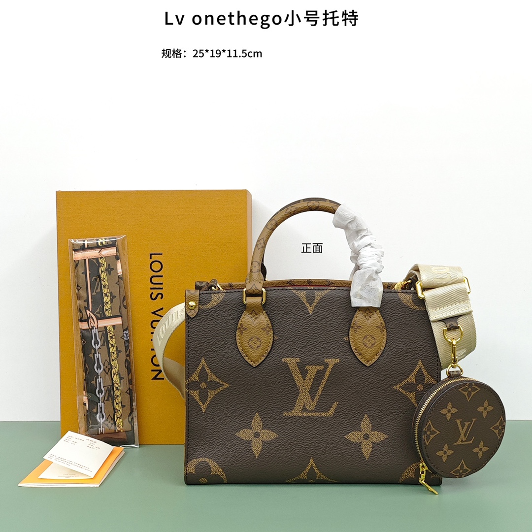 Lv onthego小号托特💰310 手袋拼合monogram 和monogram reverse 帆布，monogram giant 图案点缀其上，手柄和饰有品牌铭纹的提花织纹肩带，构筑视觉反差，可拆卸零钱袋适宜存放零钱或玲珑小物，时尚气韵与多样功能兼备，成就日常良伴。 规格：25*19*11.5cm