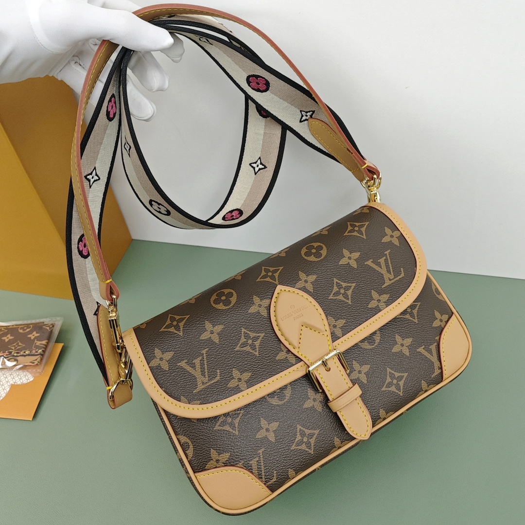 Lv Diane法棍包💰300（升级原版） 此款手袋配有一根皮肩带（可腋下背)一根刺绣肩带（可肩背斜跨）都可以拆卸，容量日常足够用装最大号手机毫无压力，皮带式的扣扣是装饰其实是磁铁开合还算比较方便，中间有隔层方便整理东西，还有个拉链区，可以放些贵重物品。 规格：24*15*10cm
