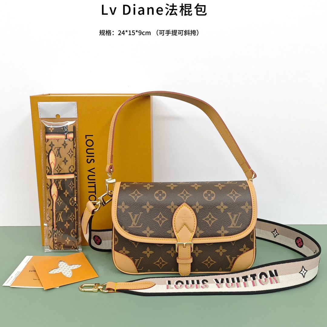 Lv Diane法棍包💰300（升级原版） 此款手袋配有一根皮肩带（可腋下背)一根刺绣肩带（可肩背斜跨）都可以拆卸，容量日常足够用装最大号手机毫无压力，皮带式的扣扣是装饰其实是磁铁开合还算比较方便，中间有隔层方便整理东西，还有个拉链区，可以放些贵重物品。 规格：24*15*10cm