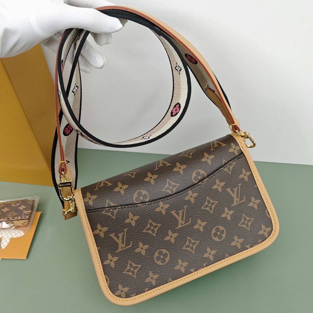 Lv Diane法棍包💰300（升级原版） 此款手袋配有一根皮肩带（可腋下背)一根刺绣肩带（可肩背斜跨）都可以拆卸，容量日常足够用装最大号手机毫无压力，皮带式的扣扣是装饰其实是磁铁开合还算比较方便，中间有隔层方便整理东西，还有个拉链区，可以放些贵重物品。 规格：24*15*10cm