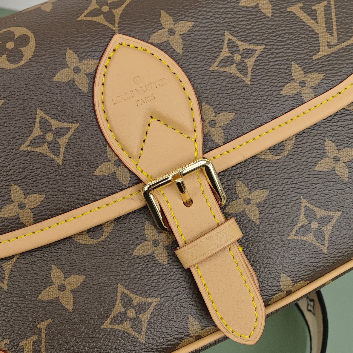 Lv Diane法棍包💰300（升级原版） 此款手袋配有一根皮肩带（可腋下背)一根刺绣肩带（可肩背斜跨）都可以拆卸，容量日常足够用装最大号手机毫无压力，皮带式的扣扣是装饰其实是磁铁开合还算比较方便，中间有隔层方便整理东西，还有个拉链区，可以放些贵重物品。 规格：24*15*10cm