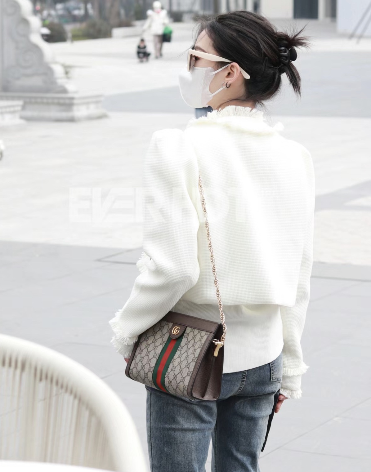 Gucci Ophidia链条包💰220 采用GGsupreme高级人造帆布，复古又经典，构造简约加上经典双G印花搭配，标志性条纹织带，原版五金链条，斜挎手拿随时转换，深受好评百搭。 规格：26*17.5*8cm