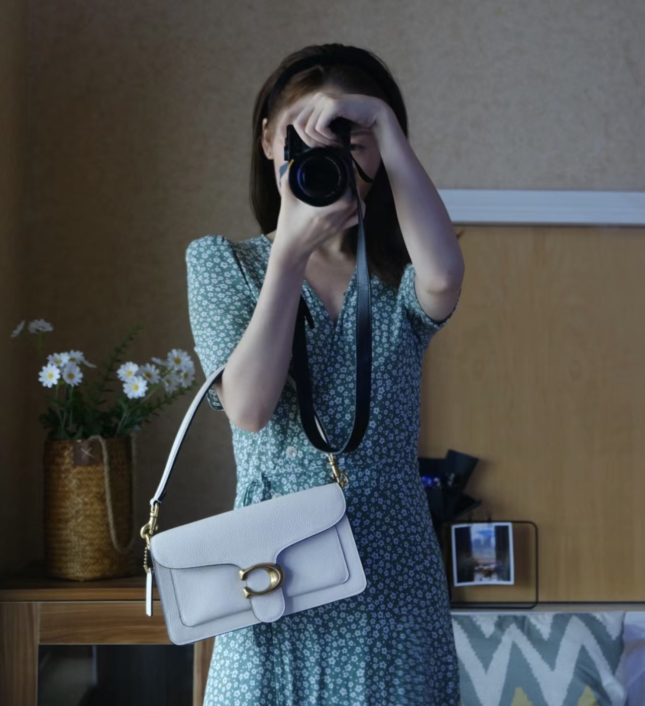 蔻驰Tabby酒神包💰230 被誉为平价版酒神包的蔻驰Tabby,复古又百搭,五金扣厚实,标配一长一短可卸肩带,内部结构分层合理,中间带拉链隔层小袋,把包分成三格,完美尺寸。 规格:25*15*7.5cm