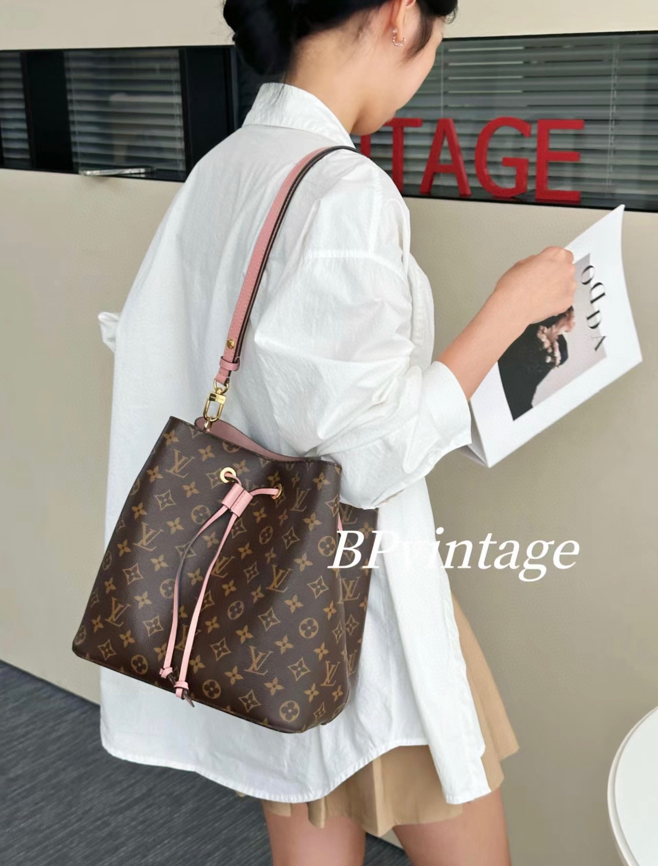 Lv Neonoe水桶包💰360 规格:26*26*17.5cm 于1932年砖为承运香槟九设计的酒袋邂逅当代潮流,化身蕴含传承之美的水桶包,更是被称为“经典之王”,不分年代,不分年纪,都对它有着不一样的吸引力,大容量的设计,这是个可以陪伴你看尽世间繁荣的经典之王,同时也是每个女人必备的水桶。