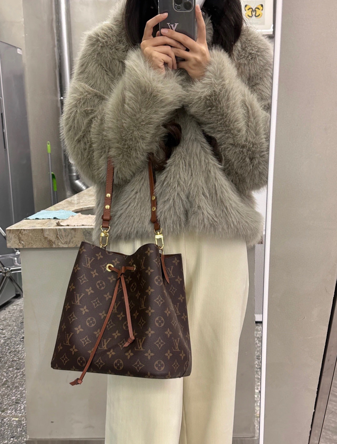 Lv Neonoe水桶包💰360 规格:26*26*17.5cm 于1932年砖为承运香槟九设计的酒袋邂逅当代潮流,化身蕴含传承之美的水桶包,更是被称为“经典之王”,不分年代,不分年纪,都对它有着不一样的吸引力,大容量的设计,这是个可以陪伴你看尽世间繁荣的经典之王,同时也是每个女人必备的水桶。