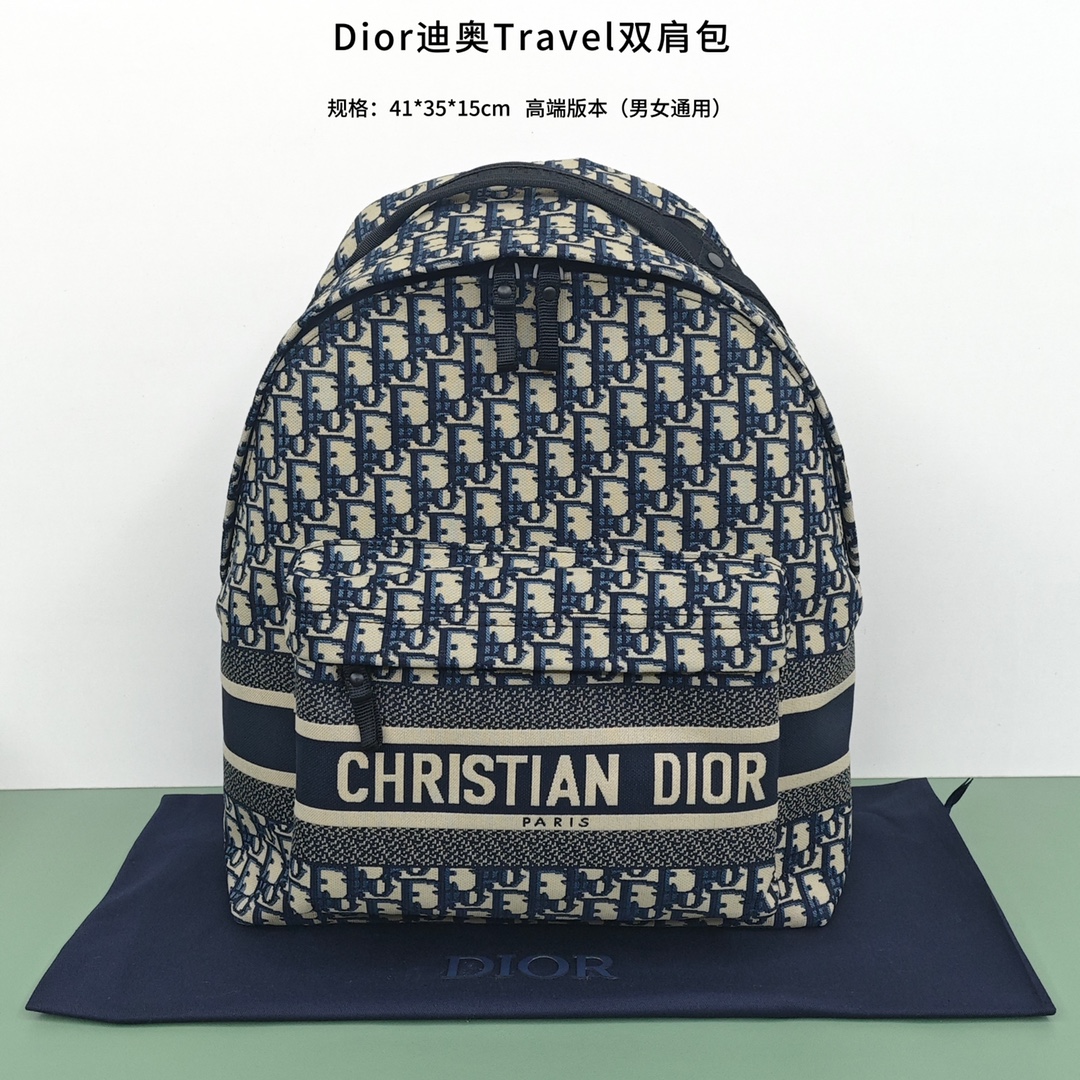 Dior迪奥Travel双肩包💰400 巧妙融合 dior的标志性细节与时尚而实用的设计,采用防水科技面料精心制作,通体饰以蓝色oblique 印花,正面饰以醒目的“christian dior”标志,正面拉链口袋更显休闲,可轻松打开,便于收纳和取用各种日常用品。 规格:41*35*15cm