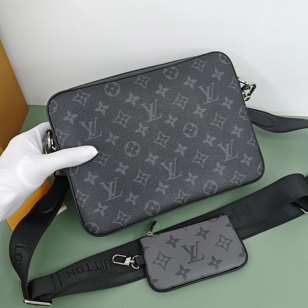 Lv黑武士三合一邮差包💰340 由 Monogram Eclipse 帆布与 Monogram Eclipse Reverse 帆布制成，标志性的同色调灰色图案凸显此多功能拼搭设计品的线条，除具备传统斜跨手袋的功能外，另配可脱卸拉链袋和附于包带上的零钱包。 规格：25*18.5*7cm