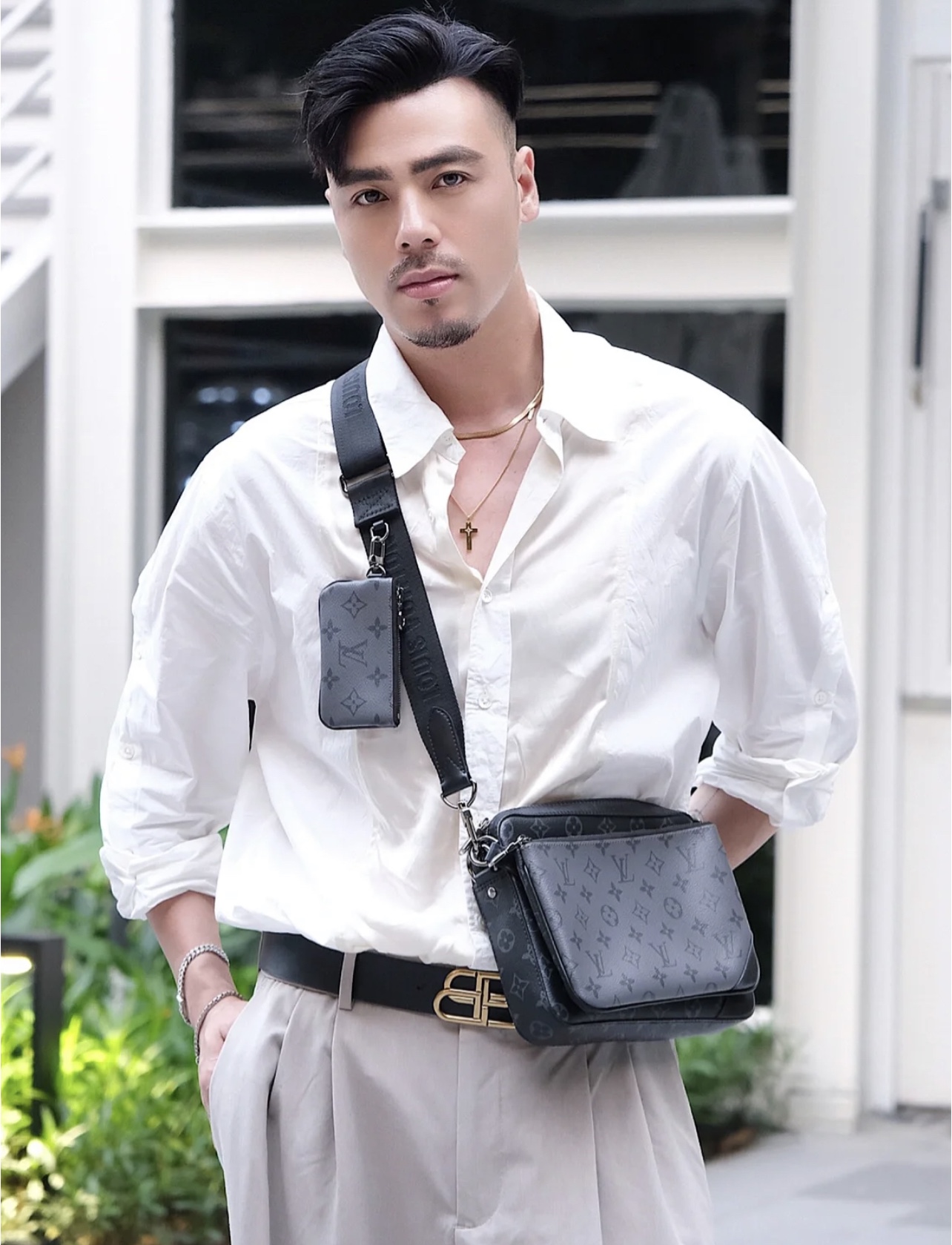 Lv黑武士三合一邮差包💰340 由 Monogram Eclipse 帆布与 Monogram Eclipse Reverse 帆布制成，标志性的同色调灰色图案凸显此多功能拼搭设计品的线条，除具备传统斜跨手袋的功能外，另配可脱卸拉链袋和附于包带上的零钱包。 规格：25*18.5*7cm