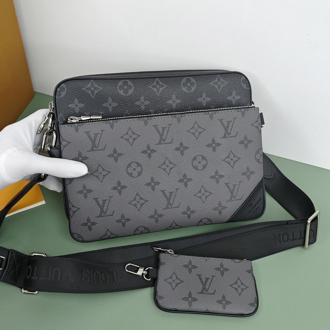 Lv黑武士三合一邮差包💰340 由 Monogram Eclipse 帆布与 Monogram Eclipse Reverse 帆布制成，标志性的同色调灰色图案凸显此多功能拼搭设计品的线条，除具备传统斜跨手袋的功能外，另配可脱卸拉链袋和附于包带上的零钱包。 规格：25*18.5*7cm