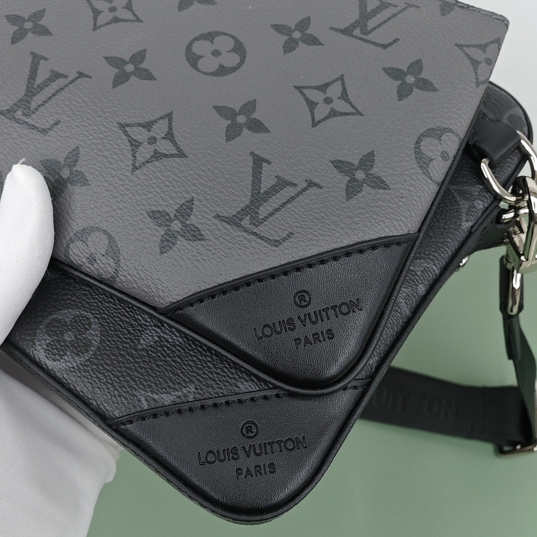 Lv黑武士三合一邮差包💰340 由 Monogram Eclipse 帆布与 Monogram Eclipse Reverse 帆布制成，标志性的同色调灰色图案凸显此多功能拼搭设计品的线条，除具备传统斜跨手袋的功能外，另配可脱卸拉链袋和附于包带上的零钱包。 规格：25*18.5*7cm