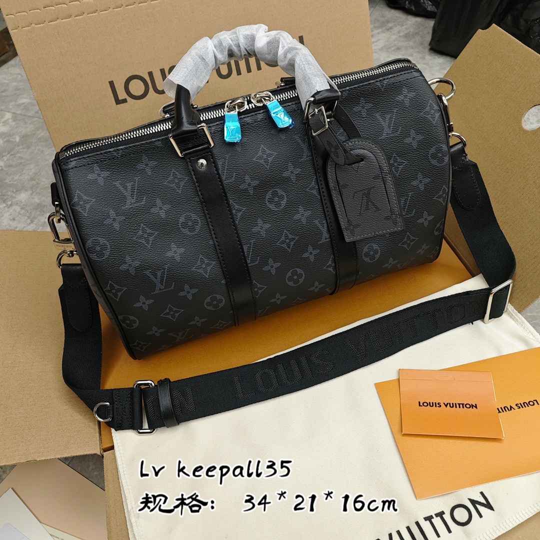 Lv新款keepall35手袋💰360 礼盒包装 keepall假日旅行袋的缩微版本， monogram eclipse 涂层帆布传递内敛气度，皮革顶部手柄，侧带和金属件彰品经典传承，可拆卸并调节的肩带实现舒适肩背。 规格：34*21*16cm