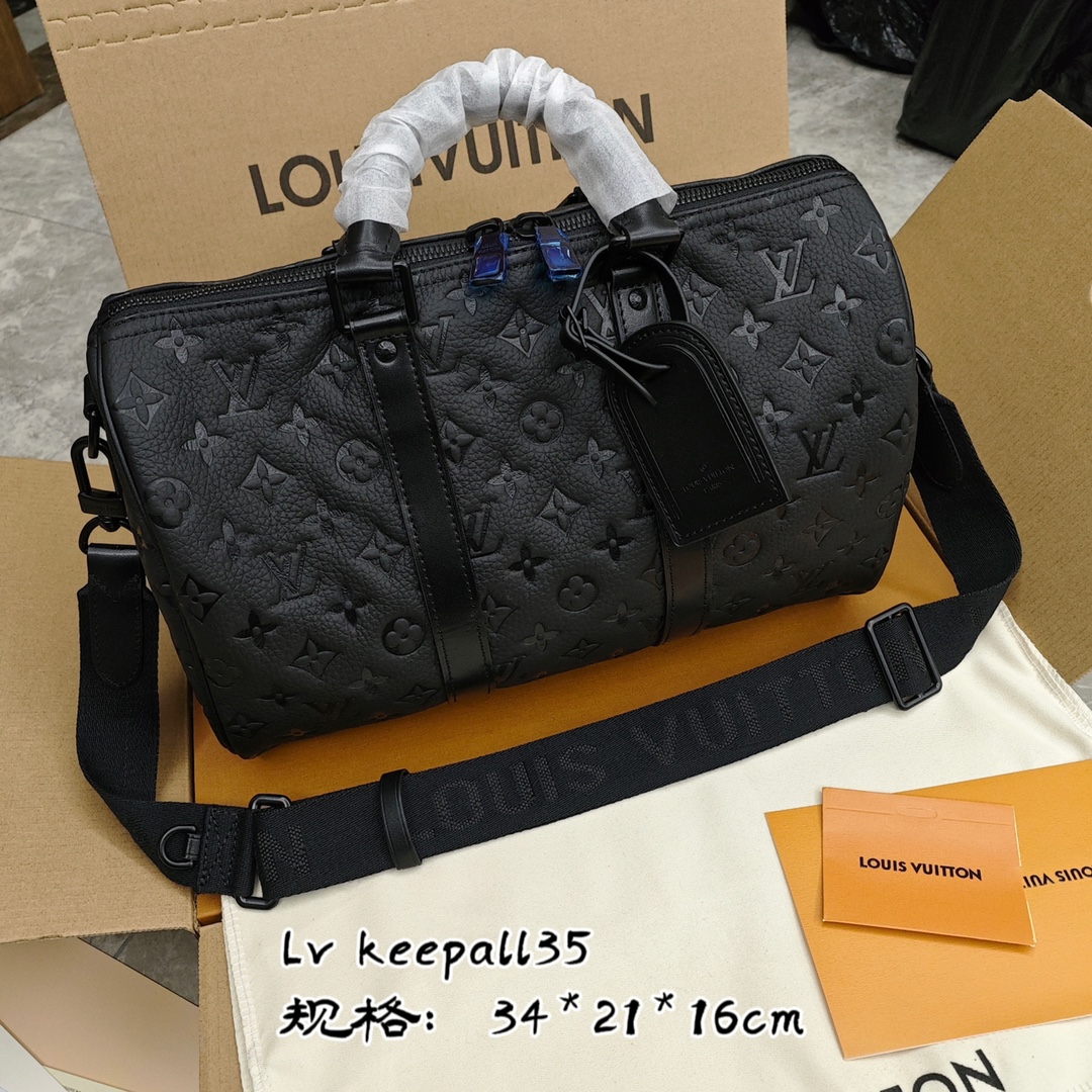 Lv新款keepall35手袋💰360 礼盒包装 keepall假日旅行袋的缩微版本，全粒面taurillon皮革压印monogran图案传递内敛气度，皮革顶部手柄，侧带和金属件彰品经典传承，可拆卸并调节的肩带实现舒适肩背。 规格：34*21*16cm