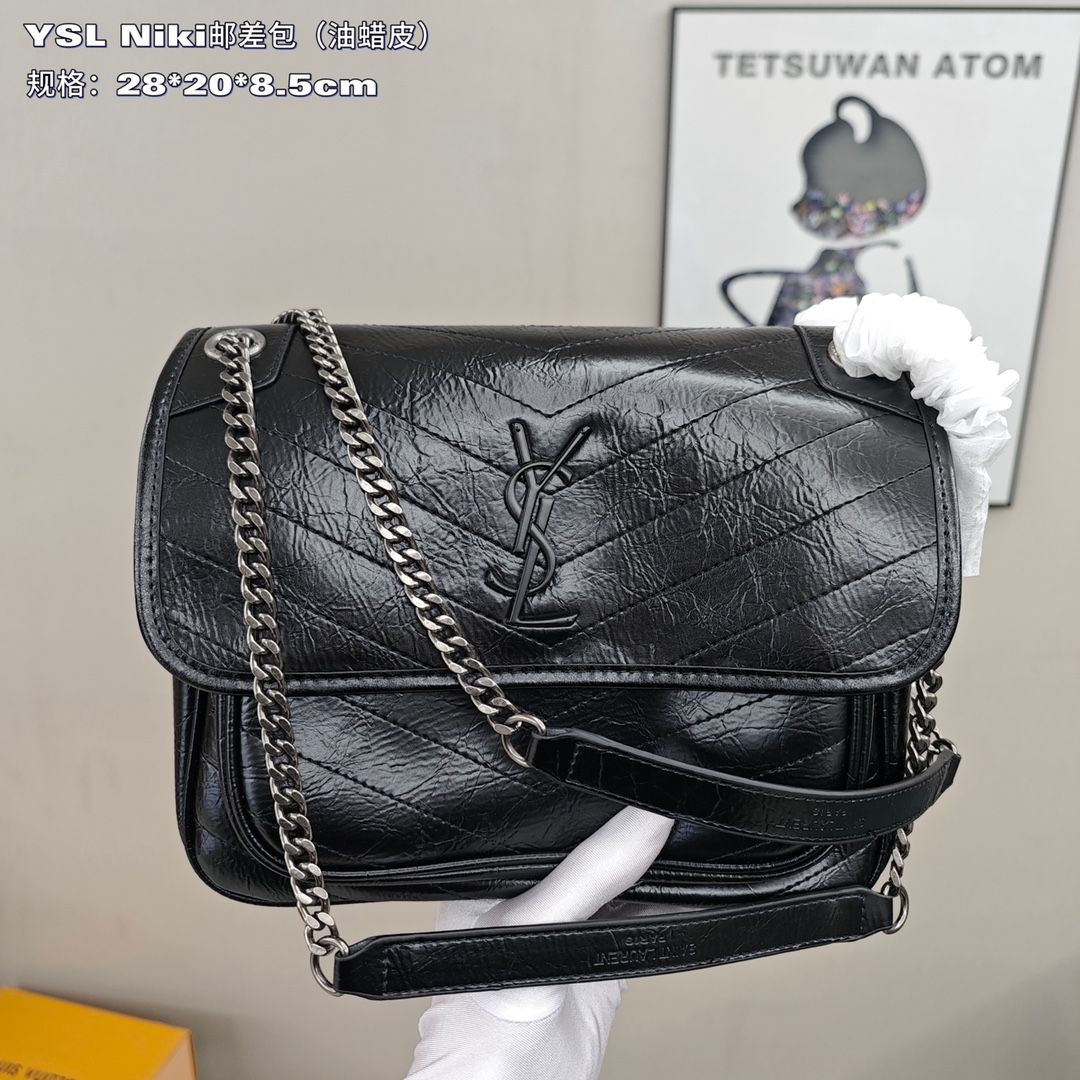 圣罗兰Niki邮差包💰260
饰以皮革包覆型YSL字母标志,搭配可转换链条与皮革肩背带和中央隔层,以及背面开放式口袋,非常的方便实用,搭配休闲款或者正式一点的衣服都没问题,这款的经典是人尽皆知,优雅又时尚,高颜又实用,俘获了超多明星博主的心。
规格:28*20*8.5cm