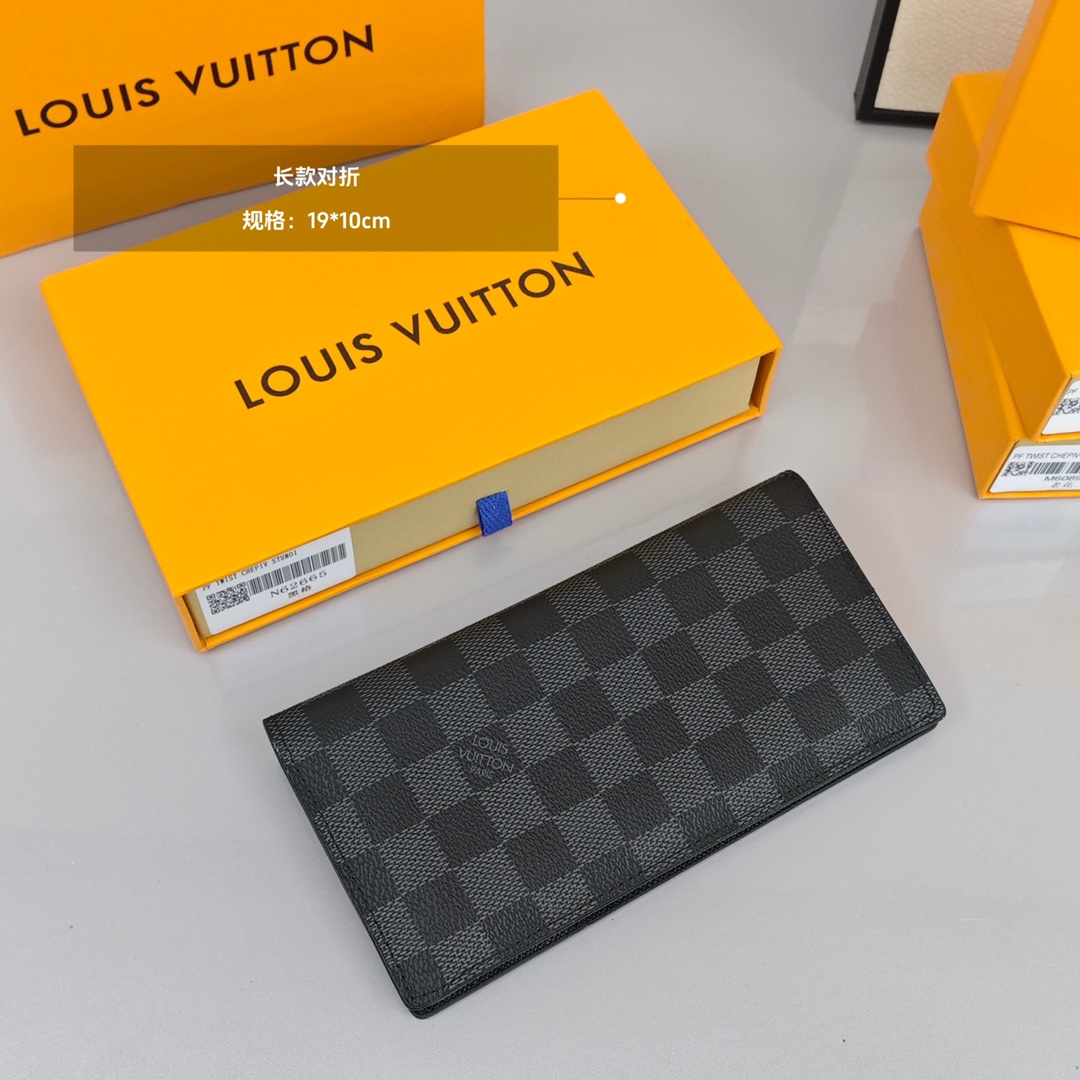 Lv钱包 (长款对折) 极具都市风格,可轻易地收纳入外套口袋,可以装零钱、信用卡和纸币. 尺寸:19×10cm