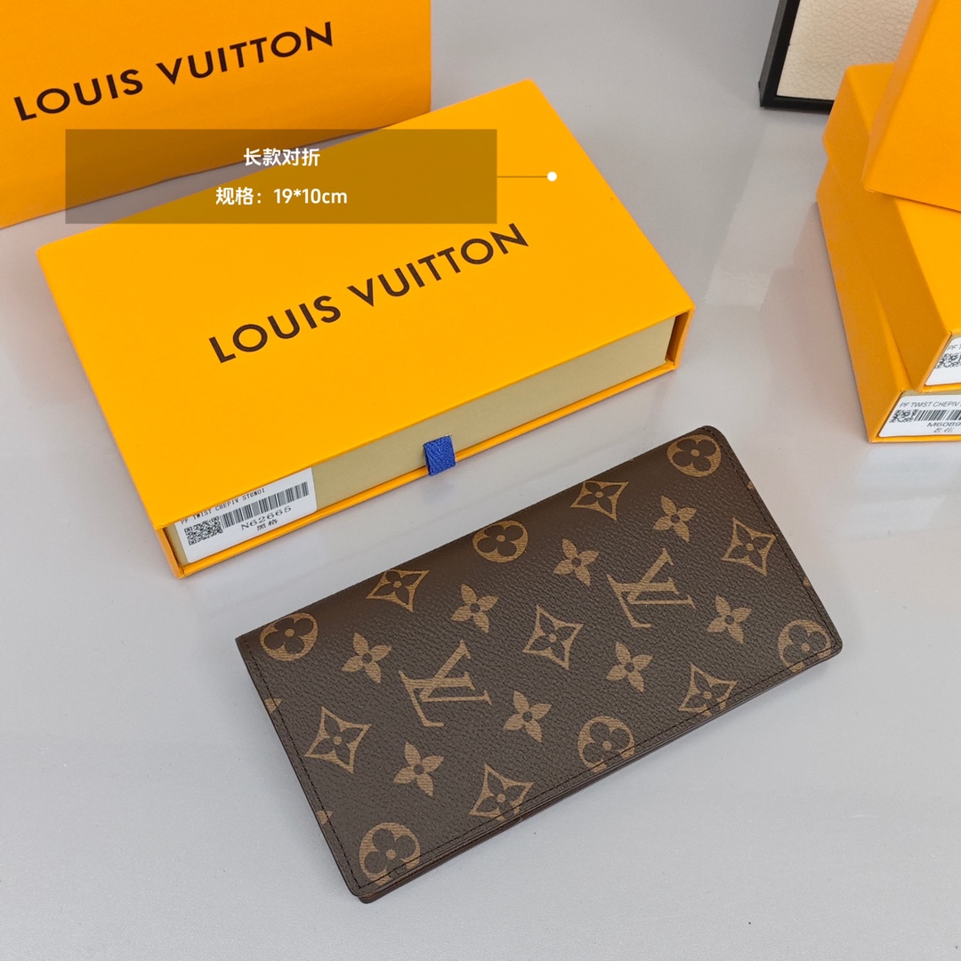 Lv钱包 (长款对折) 极具都市风格,可轻易地收纳入外套口袋,可以装零钱、信用卡和纸币. 尺寸:19×10cm