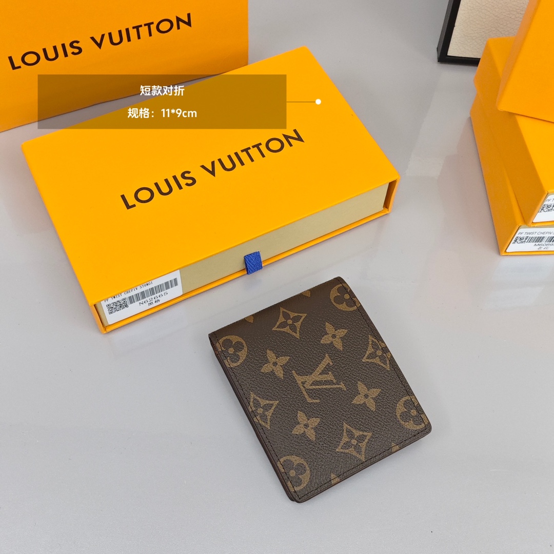 LV钱包 (短款对折) 极具都市风格,可轻易地收纳入外套口袋,可 以装零钱、信用卡和纸币. 规格:11*9cm
