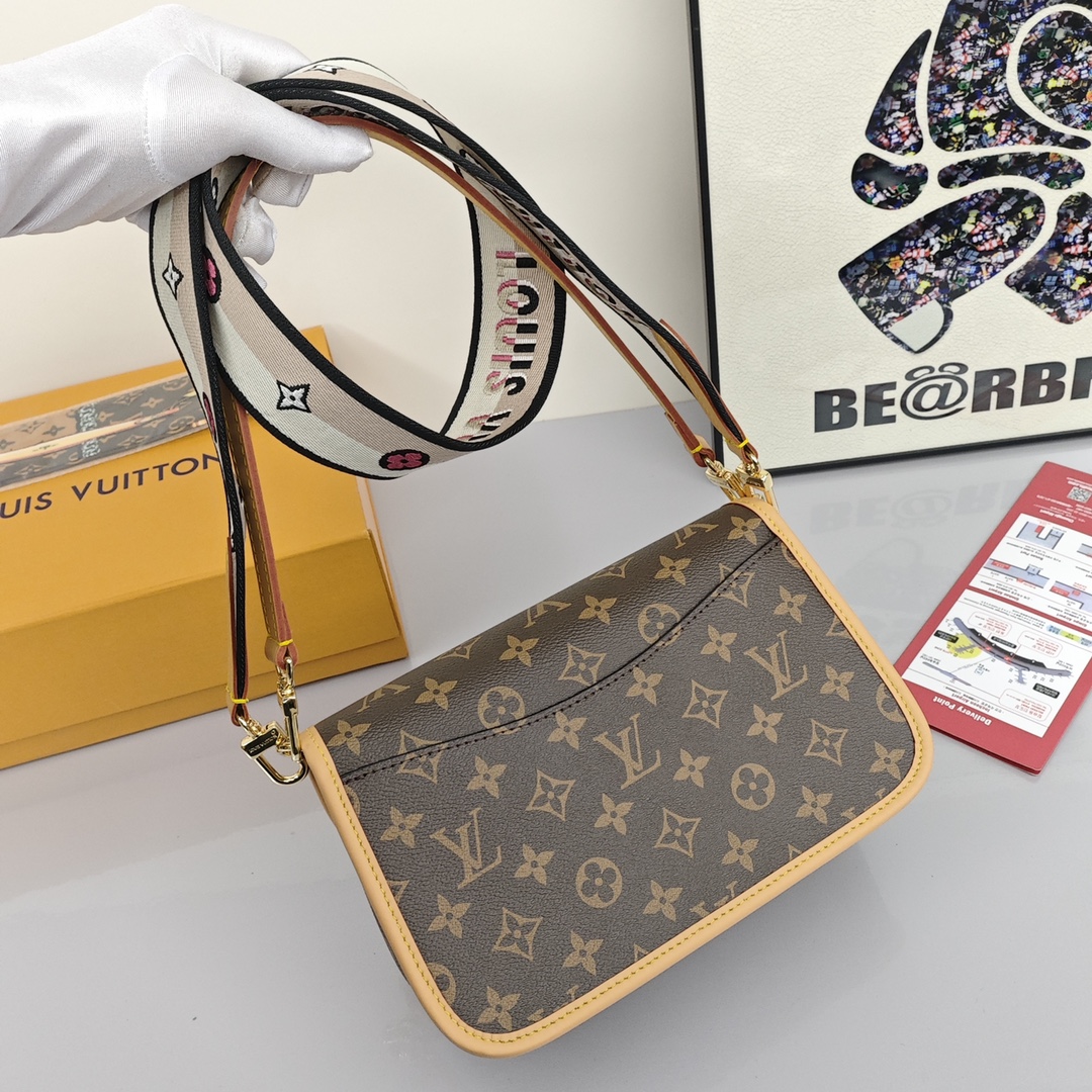 Lv Diane法棍包💰300 此款手袋配有一根皮肩带（可腋下背)一根刺绣肩带（可肩背斜跨）都可以拆卸，容量日常足够用装最大号手机毫无压力，皮带式的扣扣是装饰其实是磁铁开合还算比较方便，中间有隔层方便整理东西，还有个拉链区，可以放些贵重物品。 规格：24*15*9cm