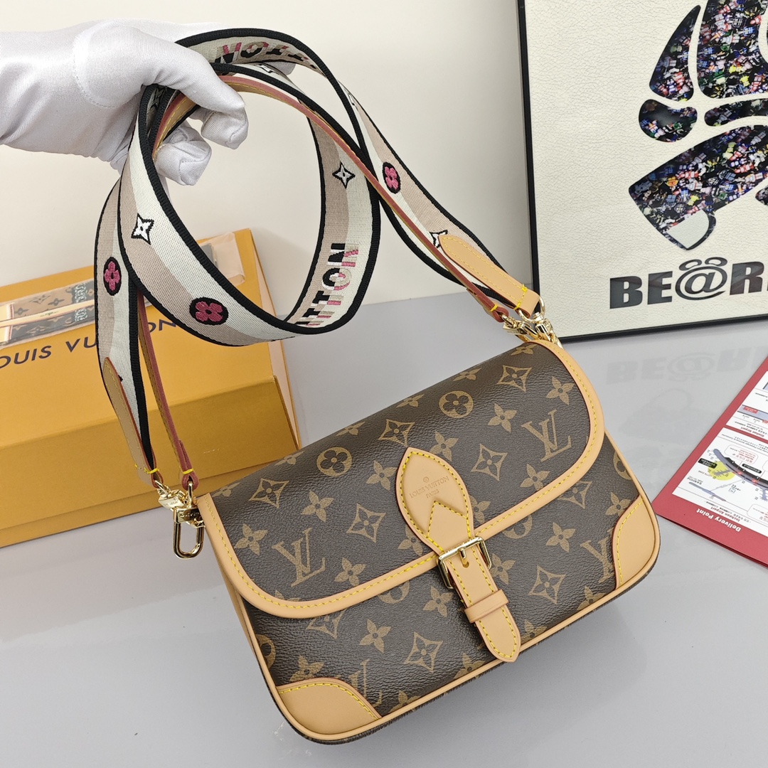 Lv Diane法棍包💰300 此款手袋配有一根皮肩带（可腋下背)一根刺绣肩带（可肩背斜跨）都可以拆卸，容量日常足够用装最大号手机毫无压力，皮带式的扣扣是装饰其实是磁铁开合还算比较方便，中间有隔层方便整理东西，还有个拉链区，可以放些贵重物品。 规格：24*15*9cm
