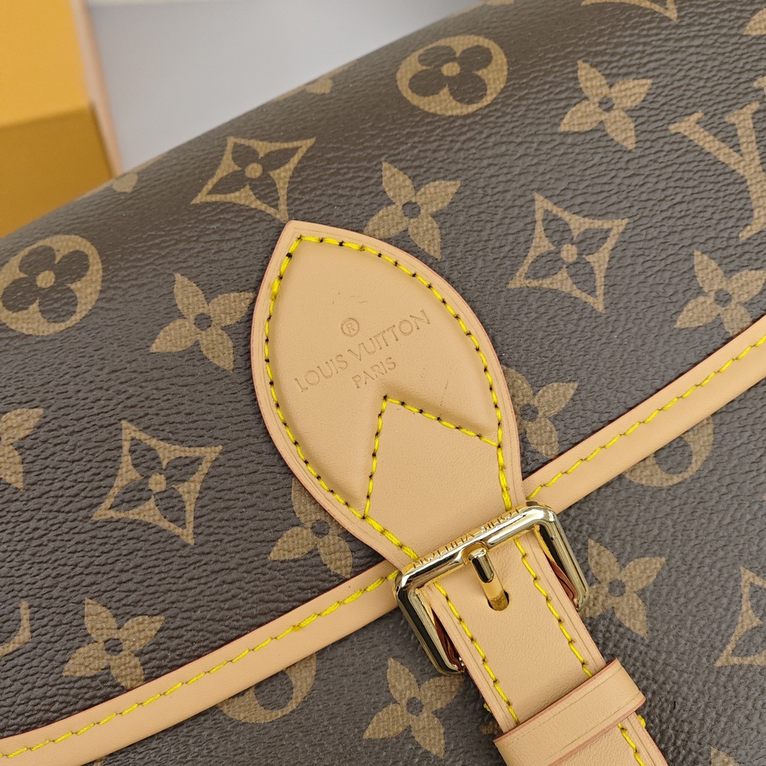 Lv Diane法棍包💰300 此款手袋配有一根皮肩带（可腋下背)一根刺绣肩带（可肩背斜跨）都可以拆卸，容量日常足够用装最大号手机毫无压力，皮带式的扣扣是装饰其实是磁铁开合还算比较方便，中间有隔层方便整理东西，还有个拉链区，可以放些贵重物品。 规格：24*15*9cm