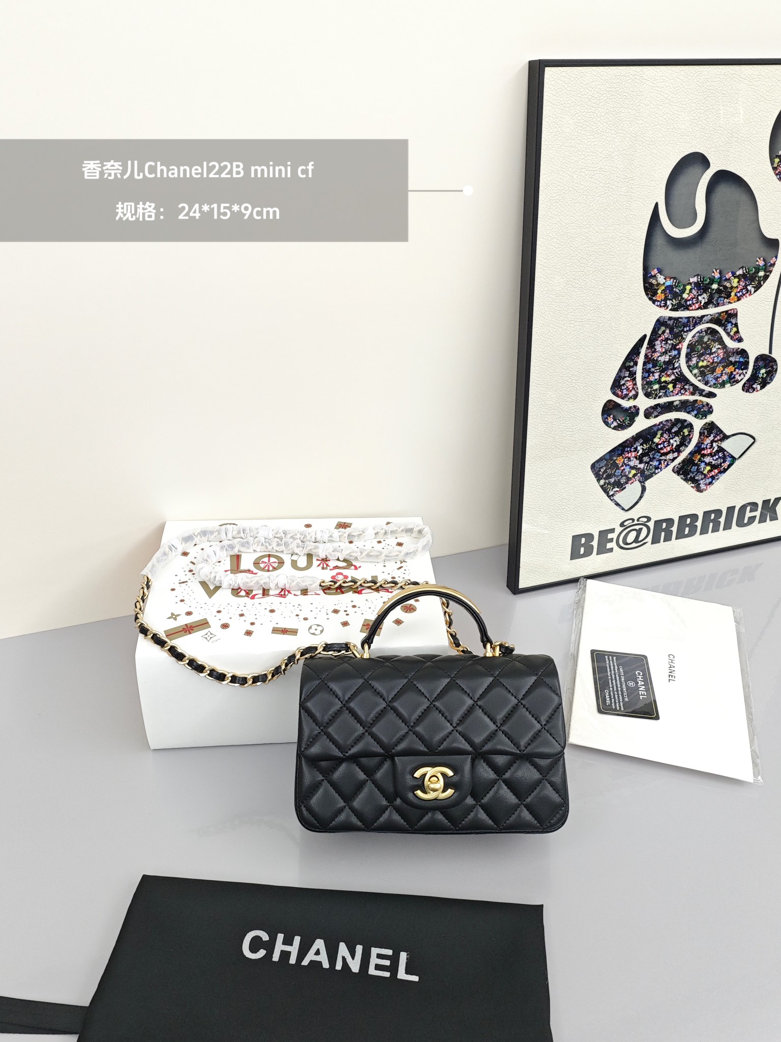 香奈儿Chanel 22B mini cf💰300 
漂亮到无法让人拒绝，精致五金点缀手提，饰以经典链子和细腻羊皮纹，润饰手袋，脱颖而出，演绎永恒优雅。
规格：20*12*6cm
