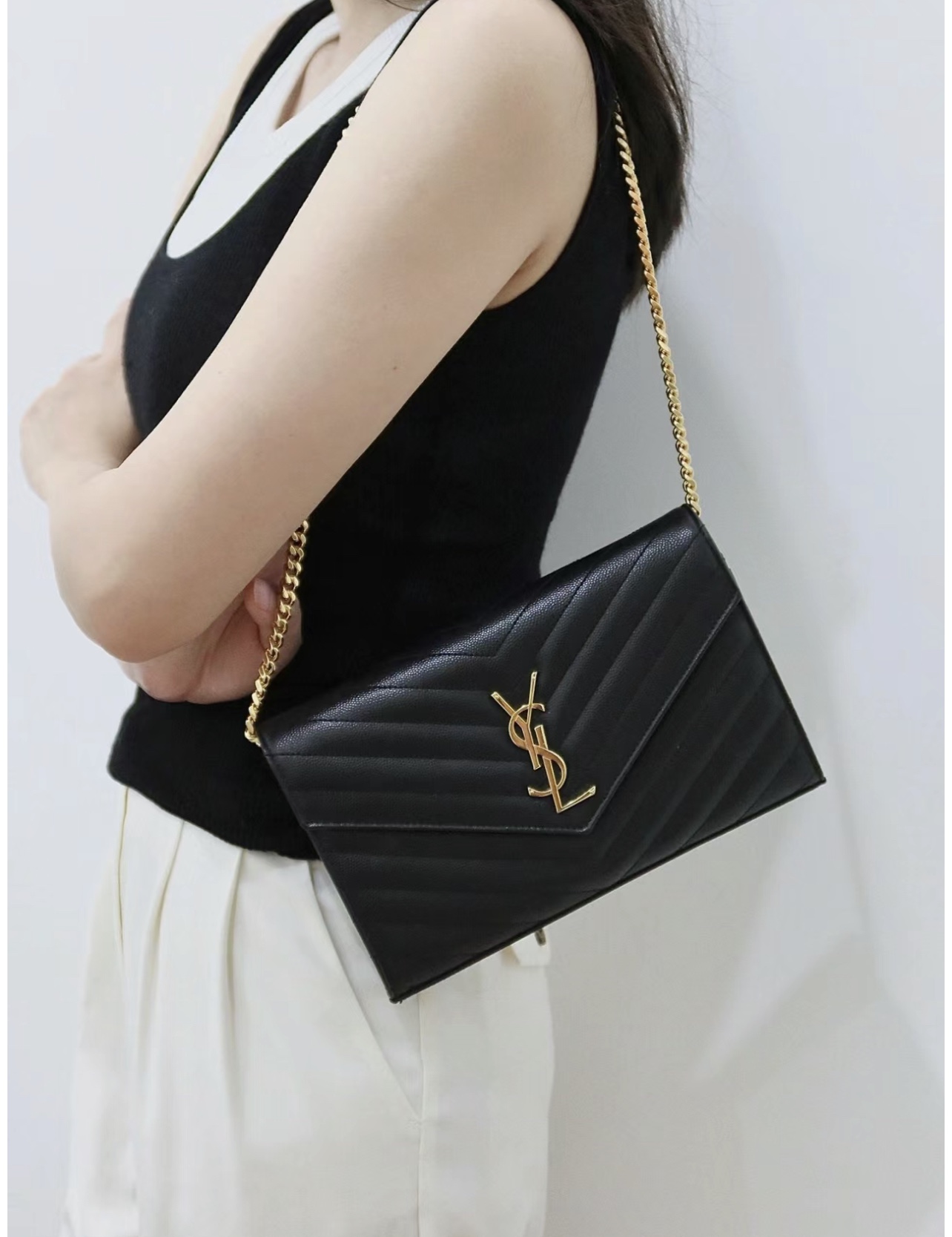 YSL圣罗兰信封包💰260 尺寸：22×14×4cm 特点：精致优雅型，使用率极高。 方式：吸磁翻盖开合，多夹层，内置拉链口袋，金属链条可拆卸，可手拿可斜挎。