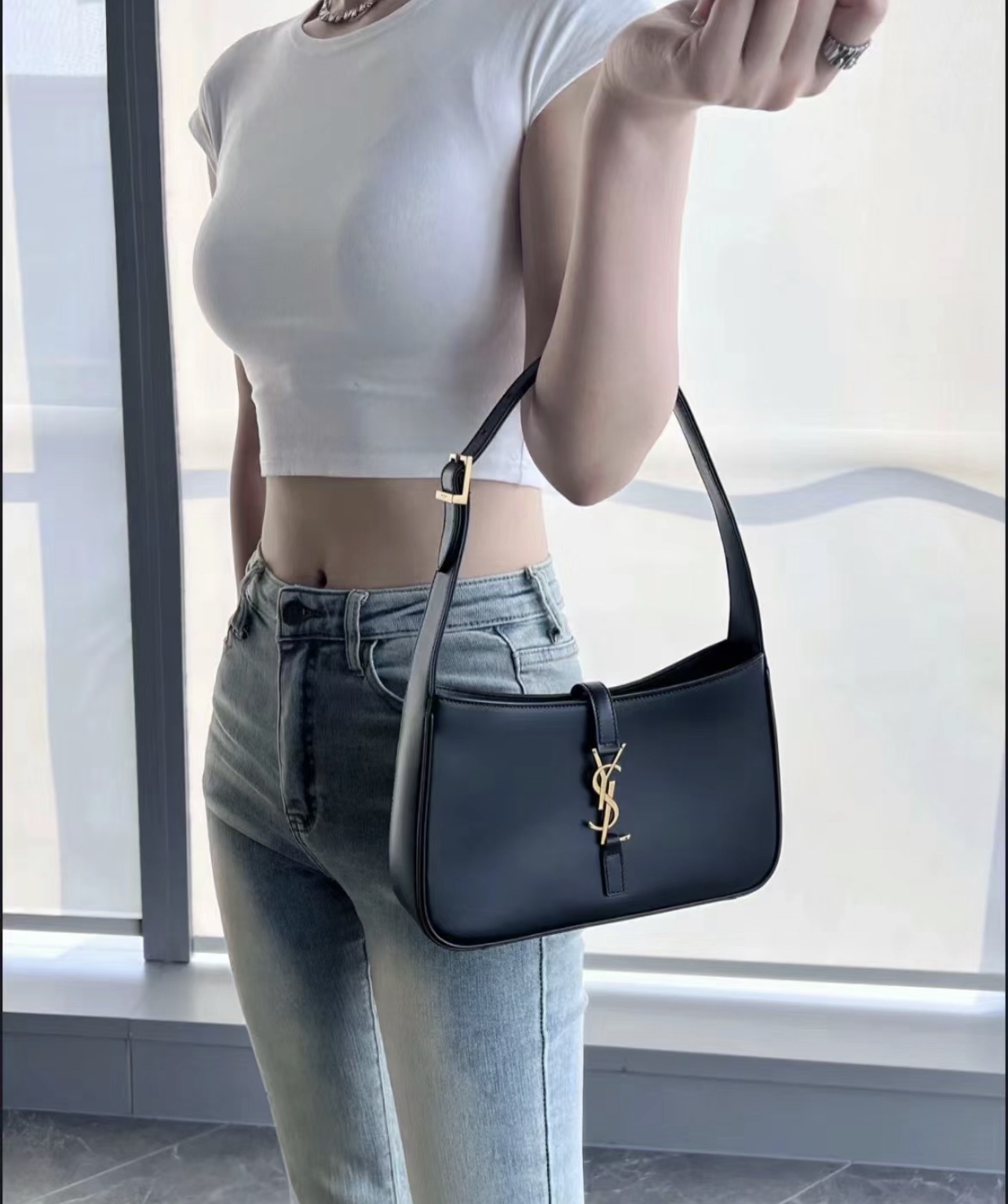 YSL圣罗兰腋下包💰260 尺寸：23×16×6.5cm 特点：简洁高级感十足，轻便易用。 方式：金属扣开合，内置拉链口袋，容量可放下手机口红等日常随身的小物品。