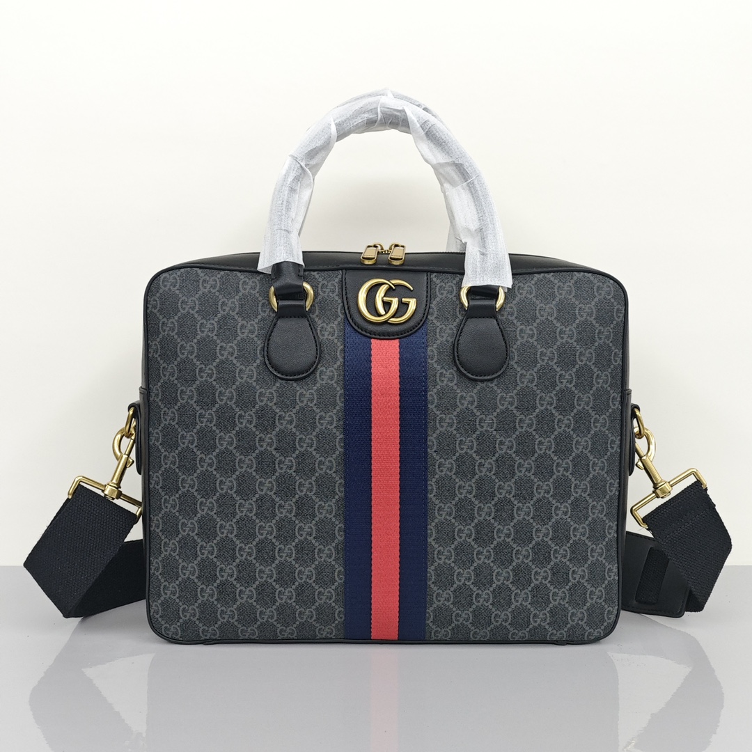 Gucci男士公文包💰280 简约大方的商务利器，拥有男性化阳刚线条的经典造型，凸显了男士阳刚魅力感觉，属于都市男性的搭配首选。（配有可拆卸背带，可手提可肩背） 规格：38*28*9cm