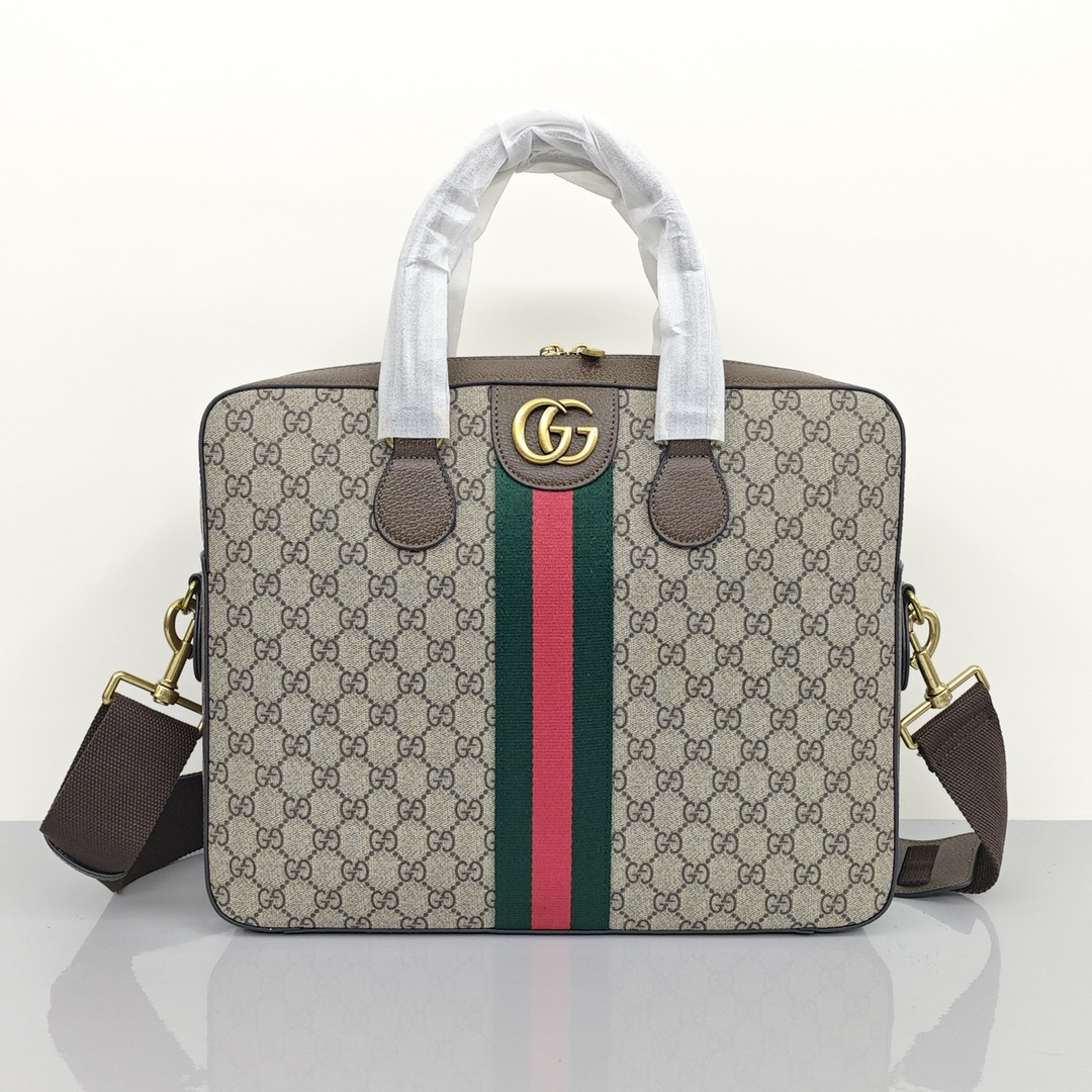 Gucci男士公文包💰280 简约大方的商务利器，拥有男性化阳刚线条的经典造型，凸显了男士阳刚魅力感觉，属于都市男性的搭配首选。（配有可拆卸背带，可手提可肩背） 规格：38*28*9cm