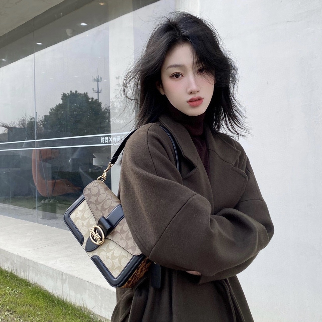 蔻驰Georgie酒神包💰300
经典双色老花tabby斜挎包,短肩带加长肩带组合,复古的tabby 风格,可手提可腋下可斜挎,中古风腋下搭小西服,超级酷帅,搭配最新的椭圆马车logo,辨识度极高。
规格:27*14*7cm